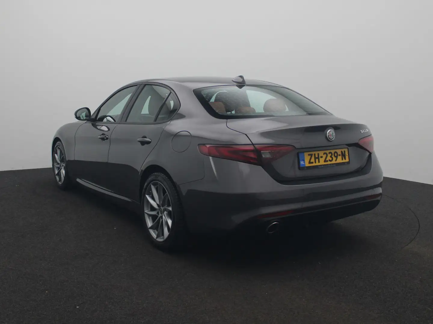 Alfa Romeo Giulia 2.2d 150pk Aut. Super | Navi | Leder | Xenon | Grijs - 2