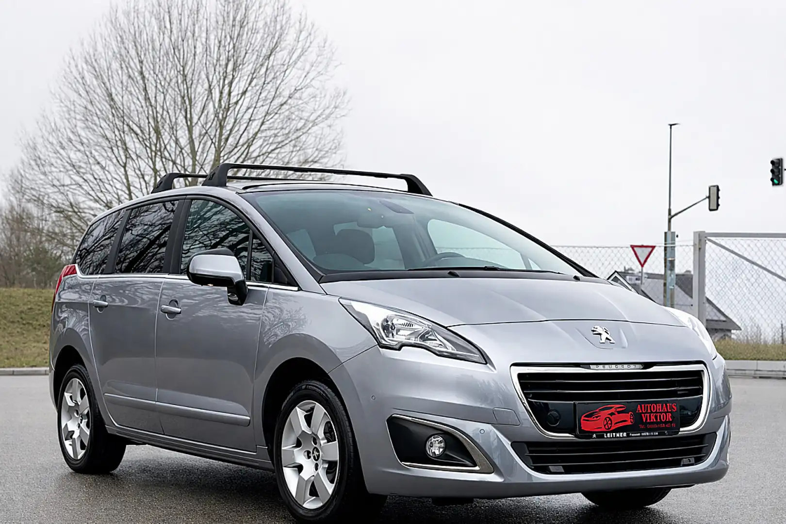 Peugeot 5008 1,6 BlueHDi 120 S&S Professional Line Grau - 2