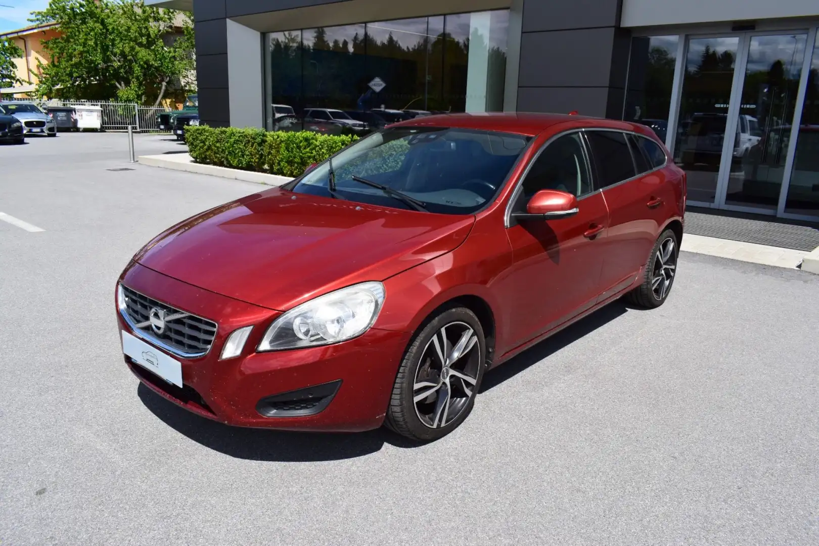 Volvo V60 D5 AWD Geartronic Kinetic Rouge - 1