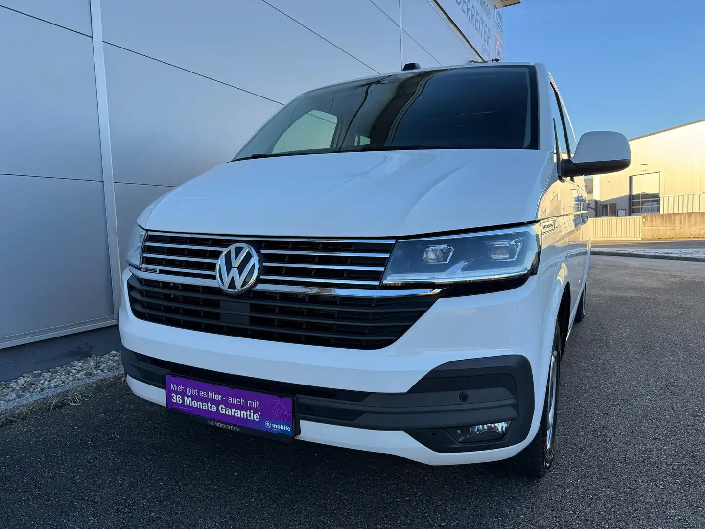Volkswagen T6.1 Caravelle Caravelle Comfortline LR 4MOTION DSG *ACC*AHK*LED* Weiß - 2