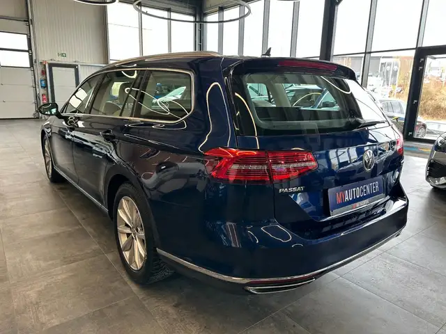 Volkswagen Passat view 5