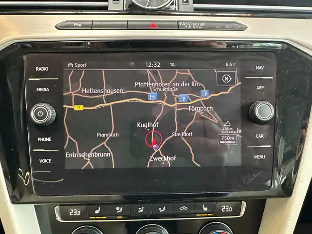 Volkswagen Passat view 11
