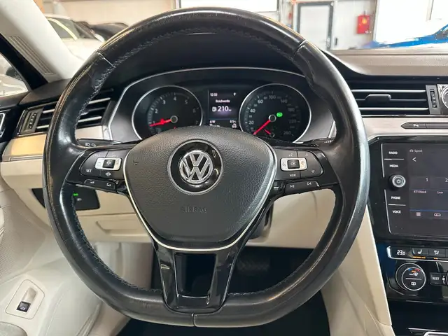 Volkswagen Passat view 9