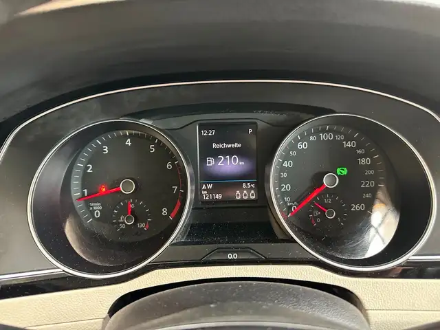 Volkswagen Passat view 8