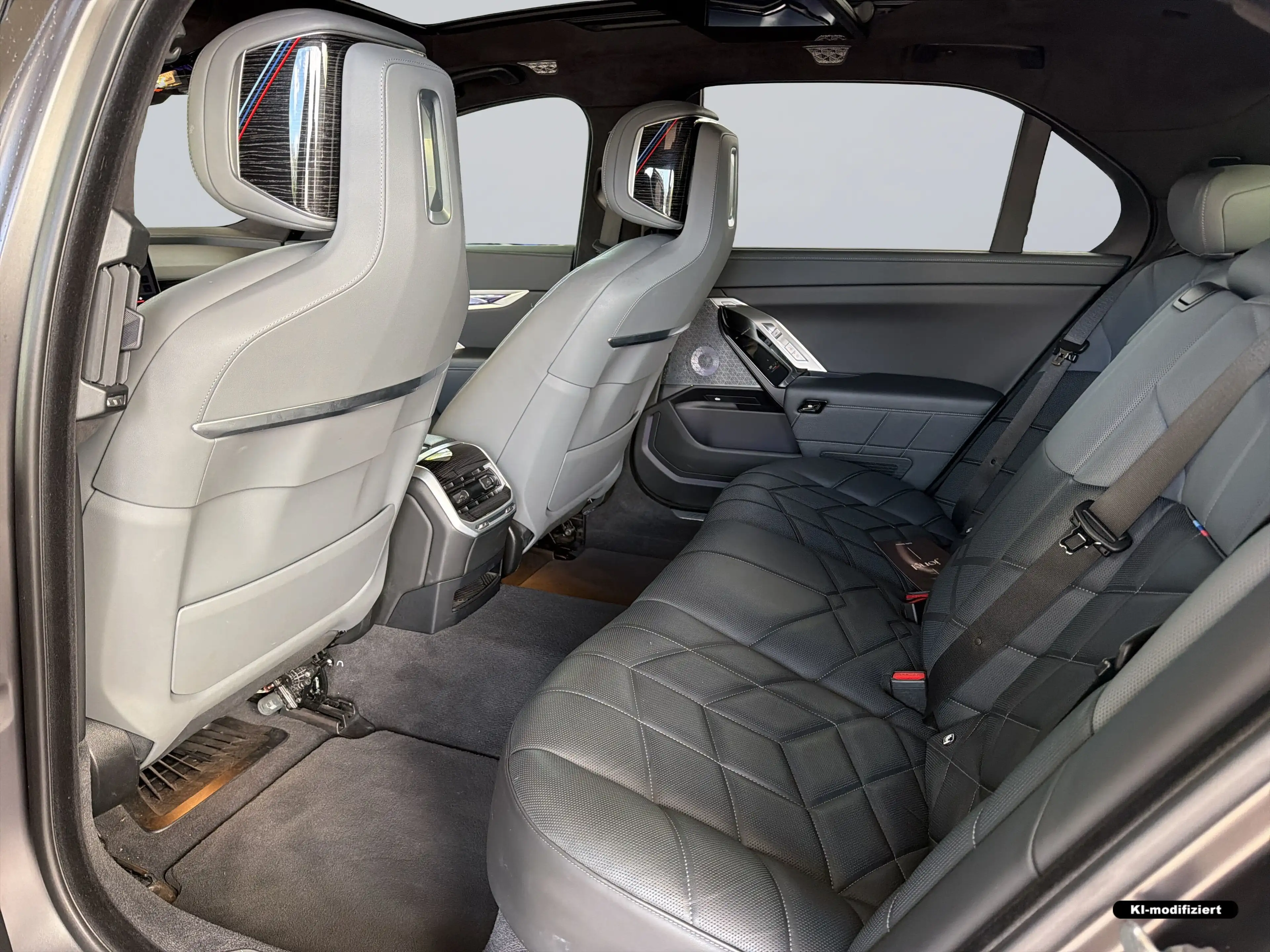 BMW i7 M70 xDrive Limousine B&W Surround DAB — photo 9