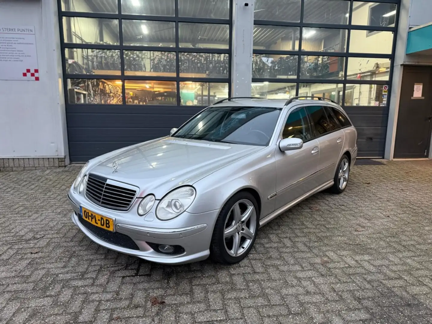 Mercedes-Benz E 320 Combi Avantgarde Grau - 2