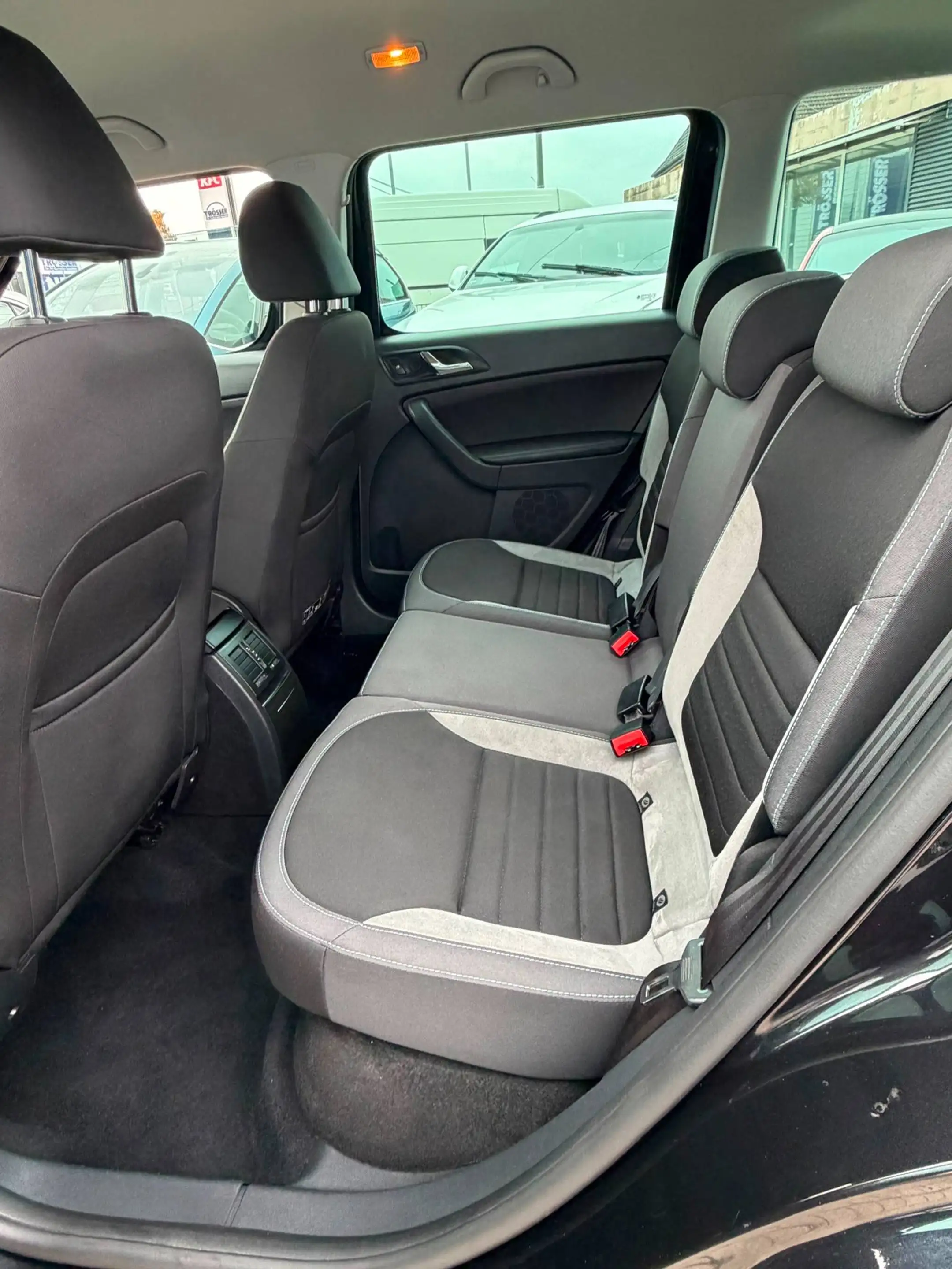 Skoda Yeti Joy*AUTOMATIK*XENON*NAVI*AHK*PDC*TEMPOMAT* — photo 12