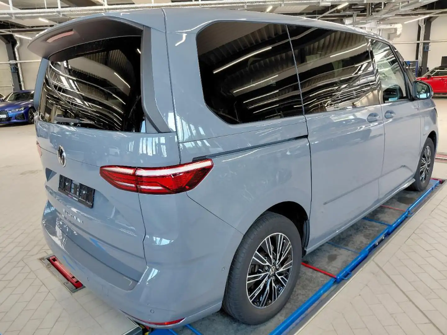Volkswagen T7 Multivan T7 Multivan AHK/ACC/PANO/3ZONENKLIMAAUT/KAMERA Grau - 2