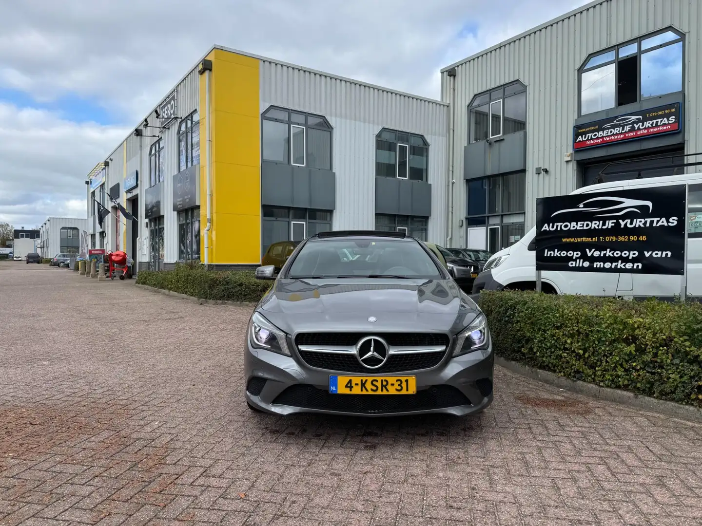 Mercedes-Benz CLA 200 Prestige PANO AUT!! Gris - 2