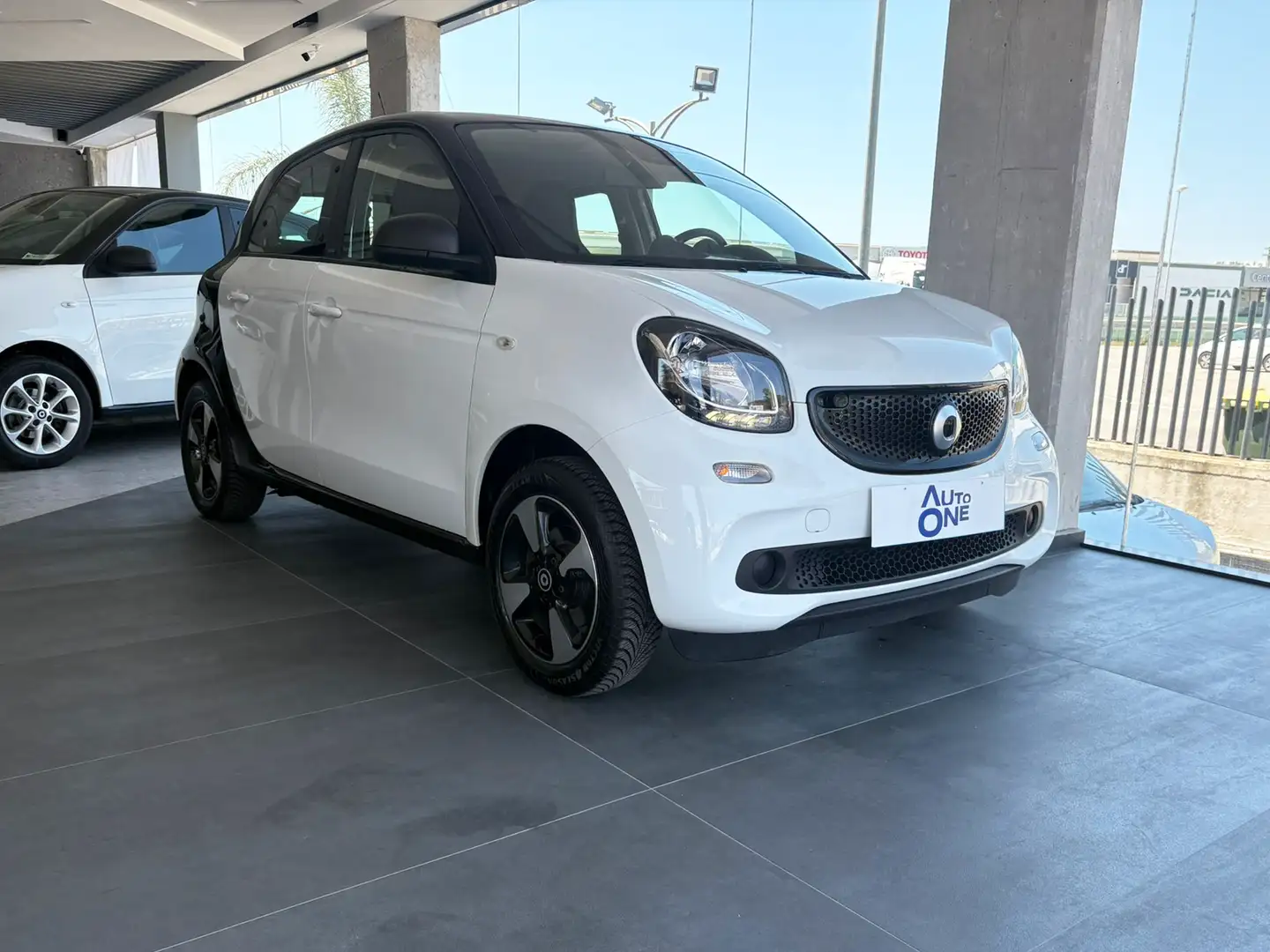 smart forFour 0.9 T. 90Cv Twinamic Auto Passion Tetto - autoone Bianco - 1