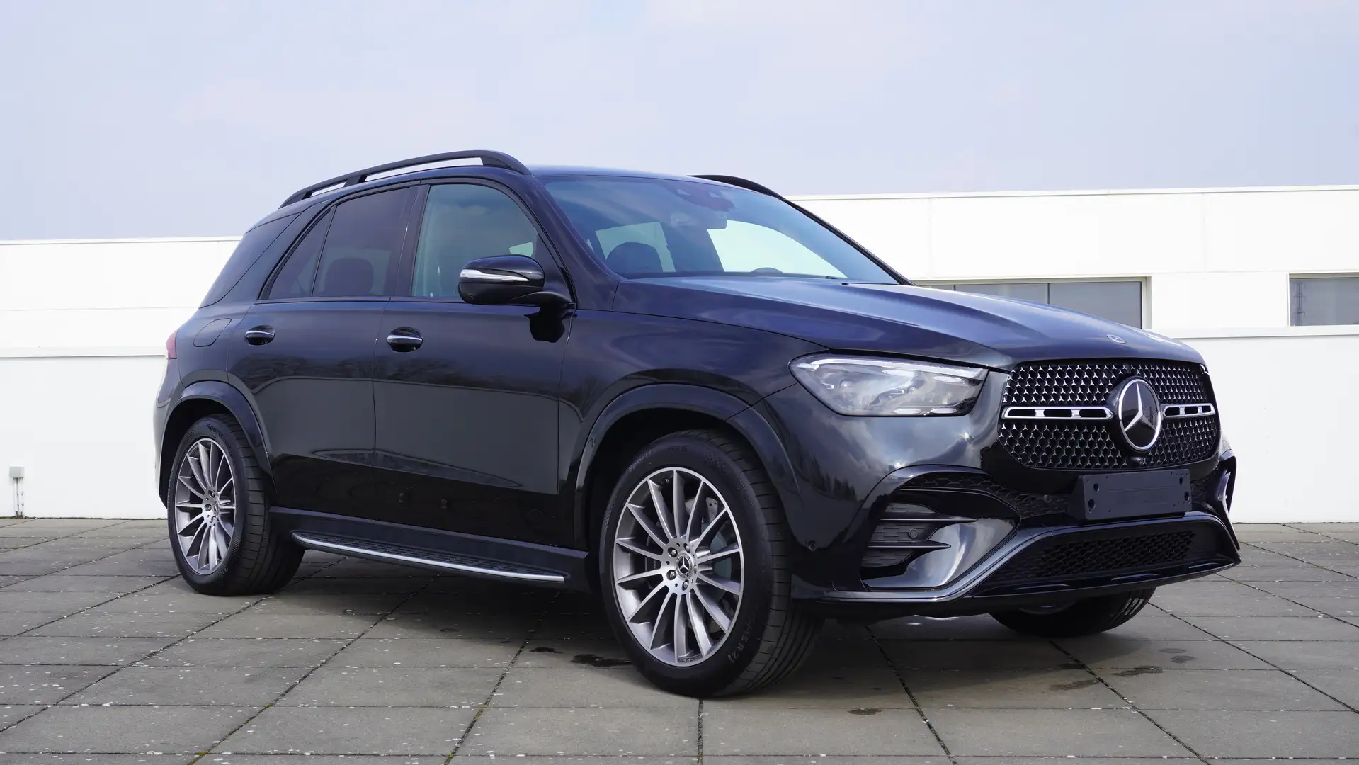 Mercedes-Benz GLE 400 e 4M/AMG/AIRMATIC/RIJASSIST/BURMESTER/TREKH/NIGHT Zwart - 1