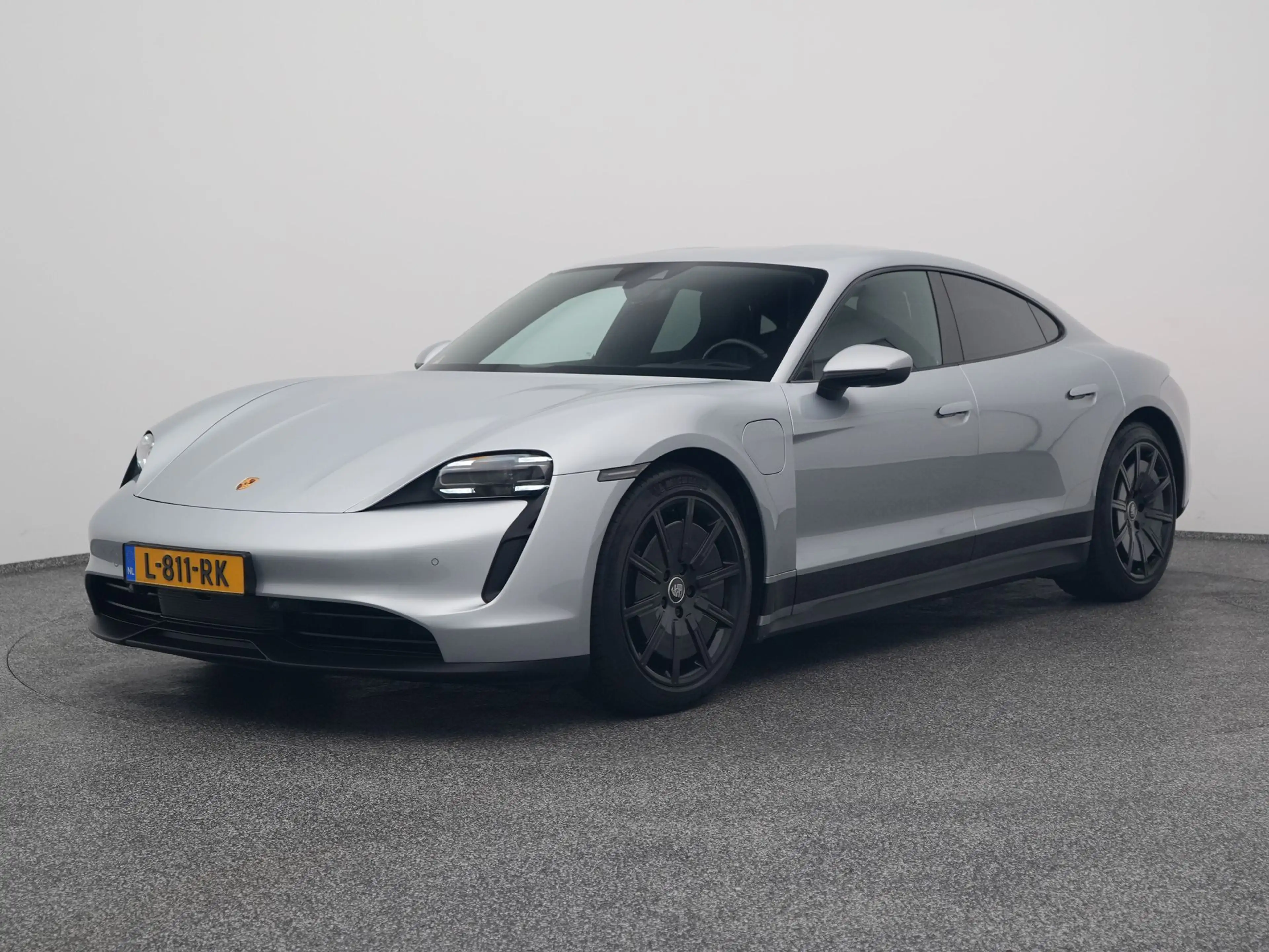 Porsche Taycan 79 kWh | CAMERA | LUCHTVERING | LEDER | KEYLESS