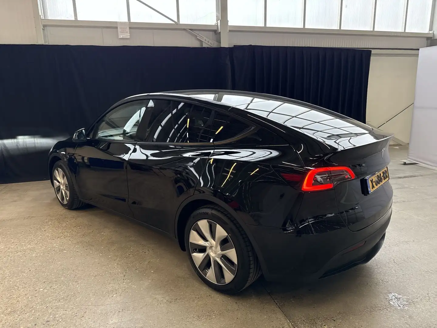 Tesla Model Y RWD/Certified Pre owned Zwart - 2
