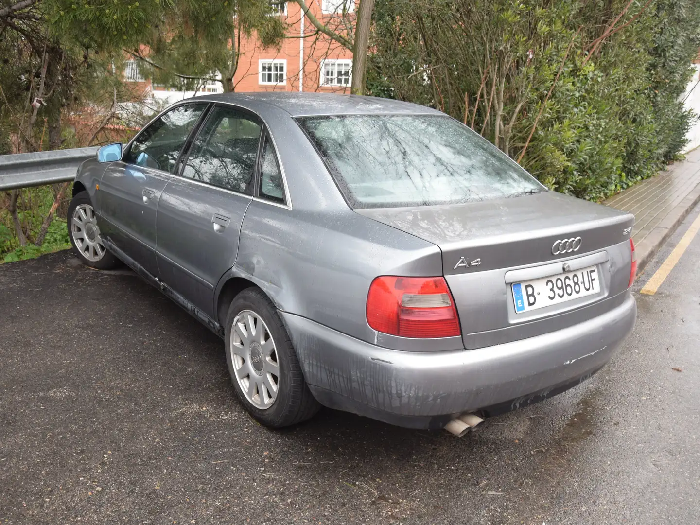 Audi A4 2.4 quattro Srebrny - 1