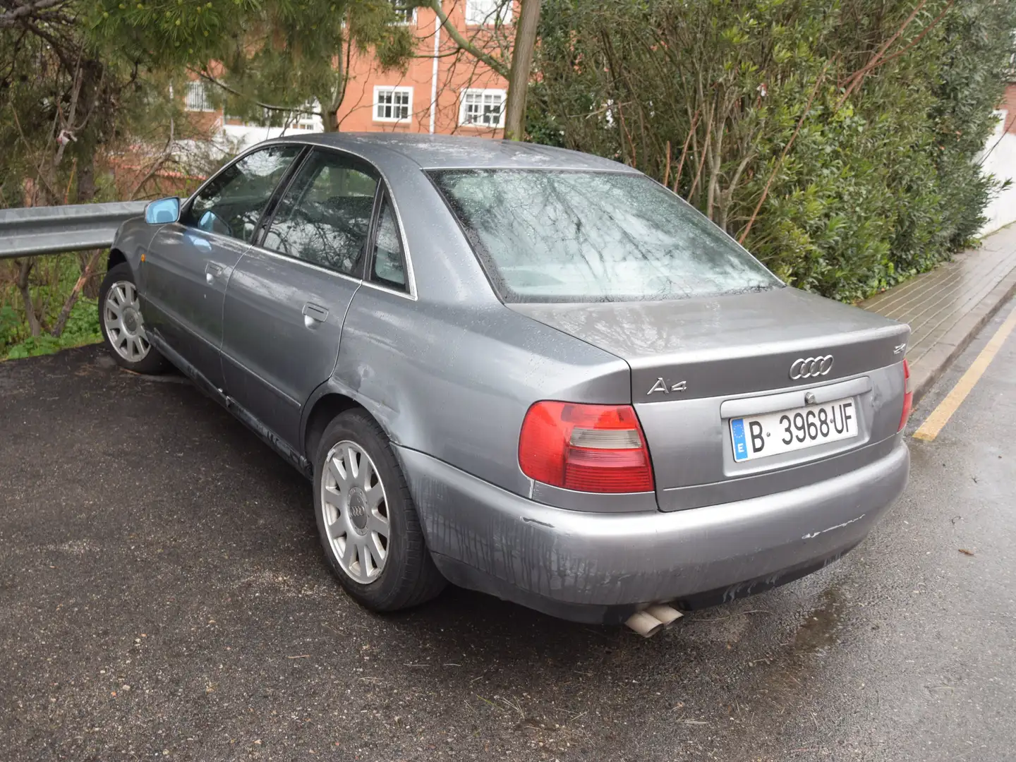 Audi A4 2.4 quattro Srebrny - 2