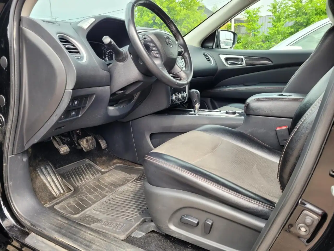 Nissan Pathfinder снимка Nissan Pathfinder