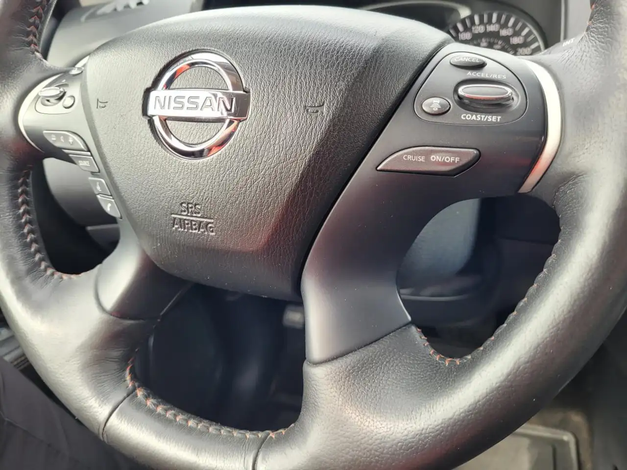 Nissan Pathfinder снимка Nissan Pathfinder