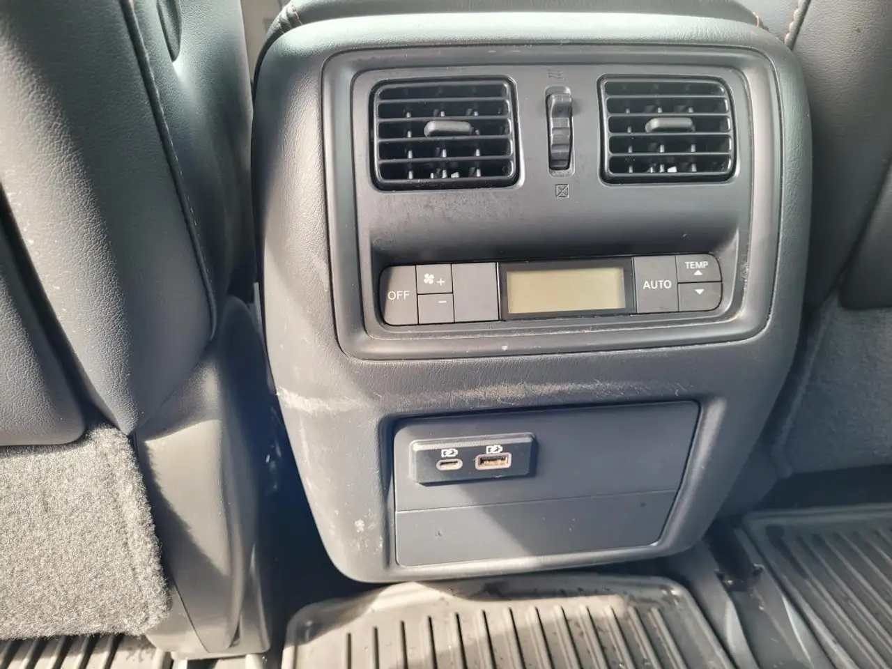 Nissan Pathfinder снимка Nissan Pathfinder