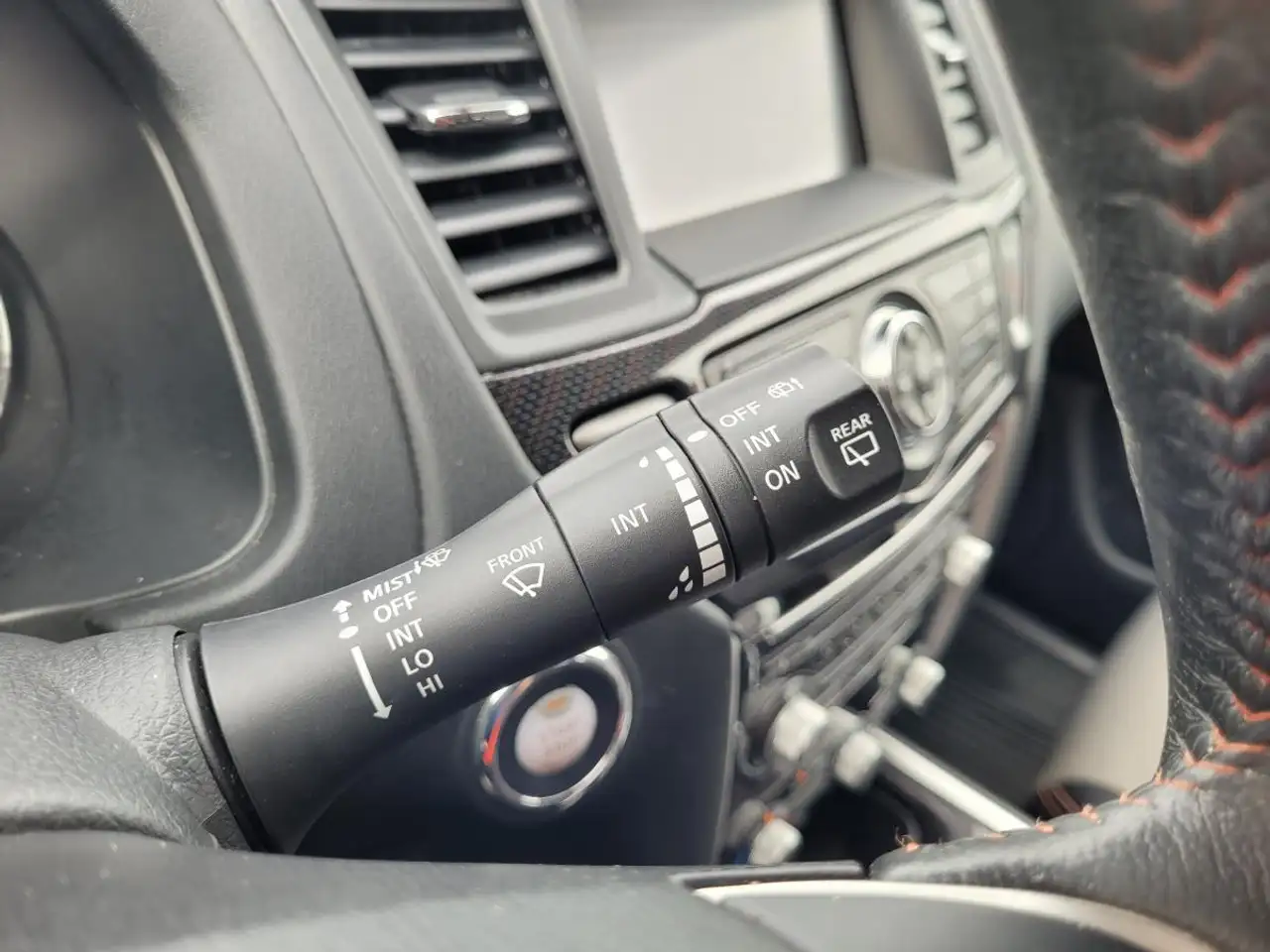 Nissan Pathfinder снимка Nissan Pathfinder