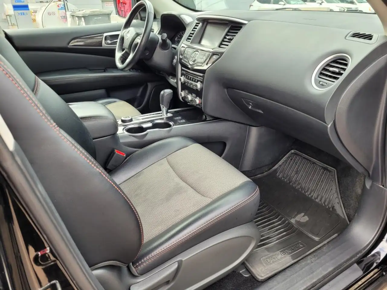 Nissan Pathfinder снимка Nissan Pathfinder
