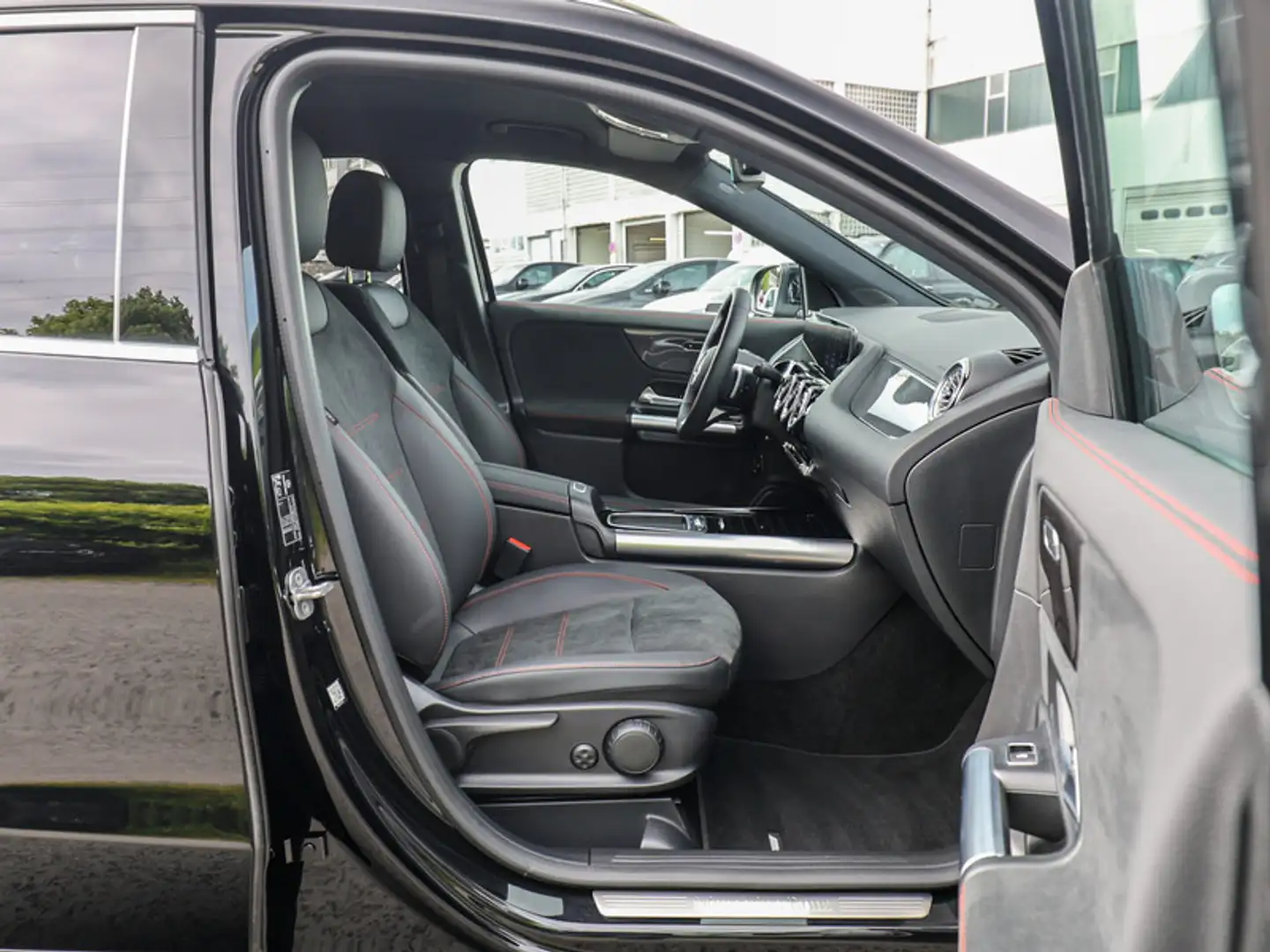 Mercedes-Benz GLA 200 AMG-Sport/ILS/360/AHK/Totw/Distr/Ambi/19 Noir - 2