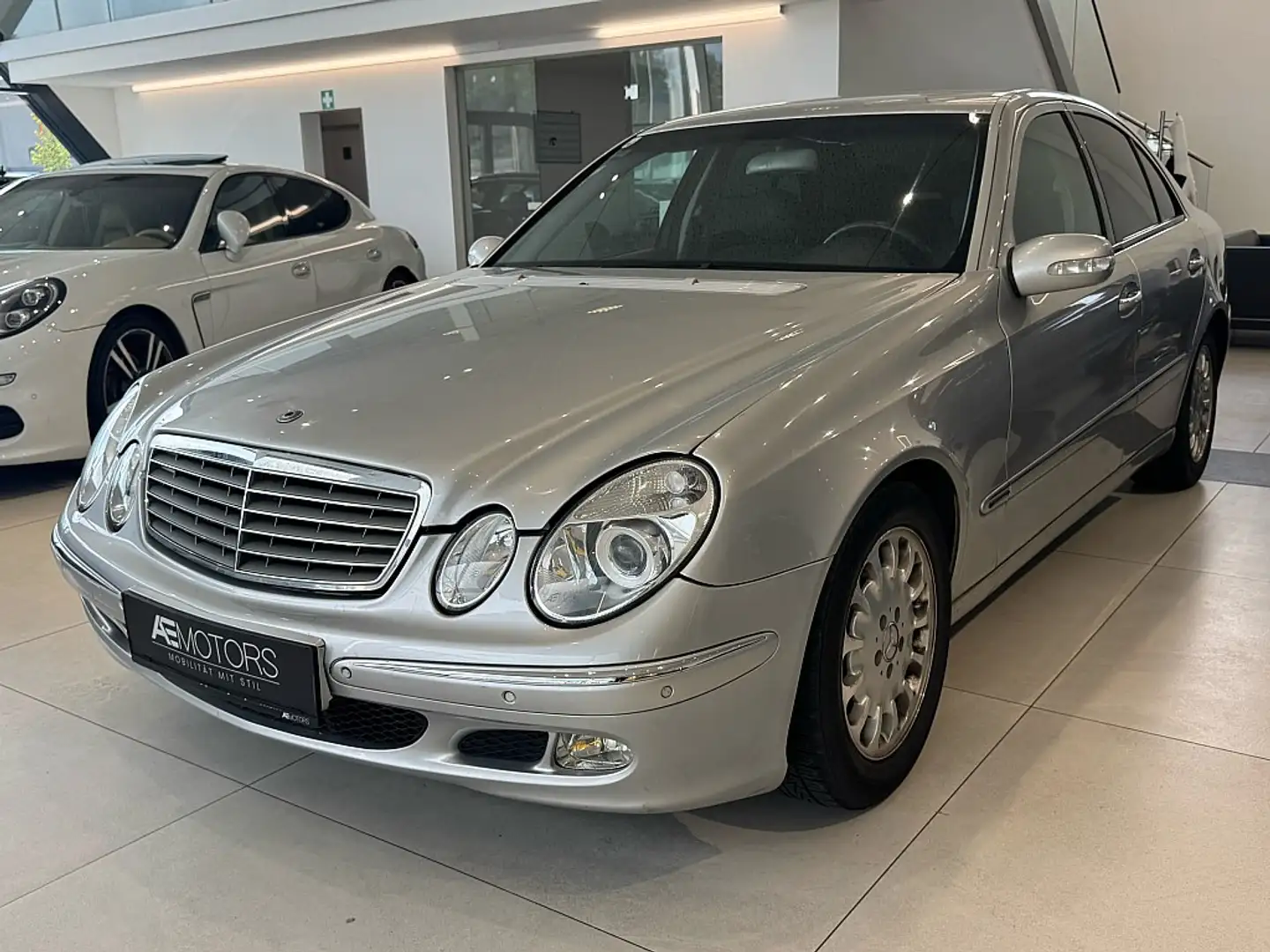Mercedes-Benz E 220 Elegance CDI Aut. Stříbrná - 2