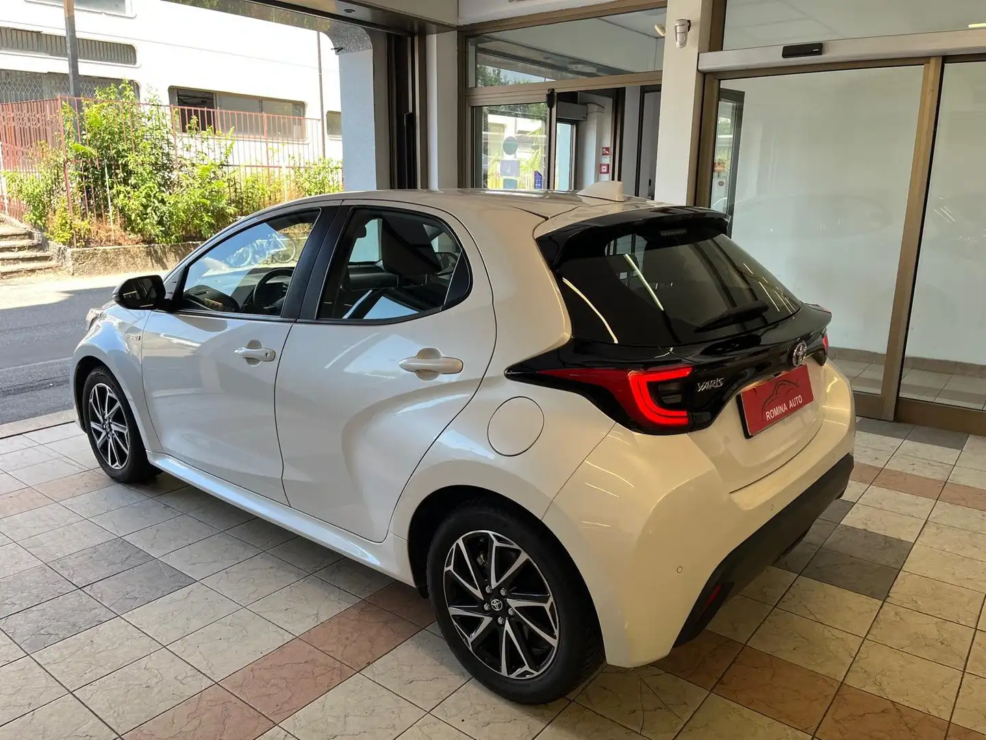 Toyota Yaris Yaris 1.5h Trend ADATTA AI NEOPATENTATI Blanco - 1