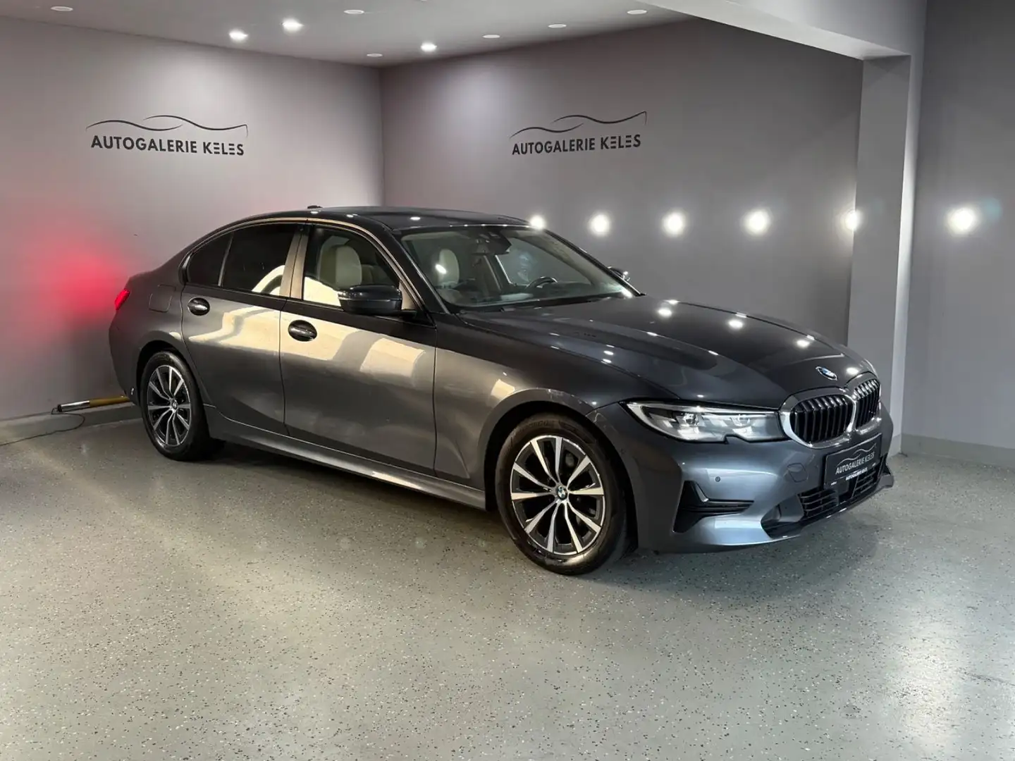 BMW 320 d Advantage Lim. Autom. LEDER*NAVI*ACC Grau - 1