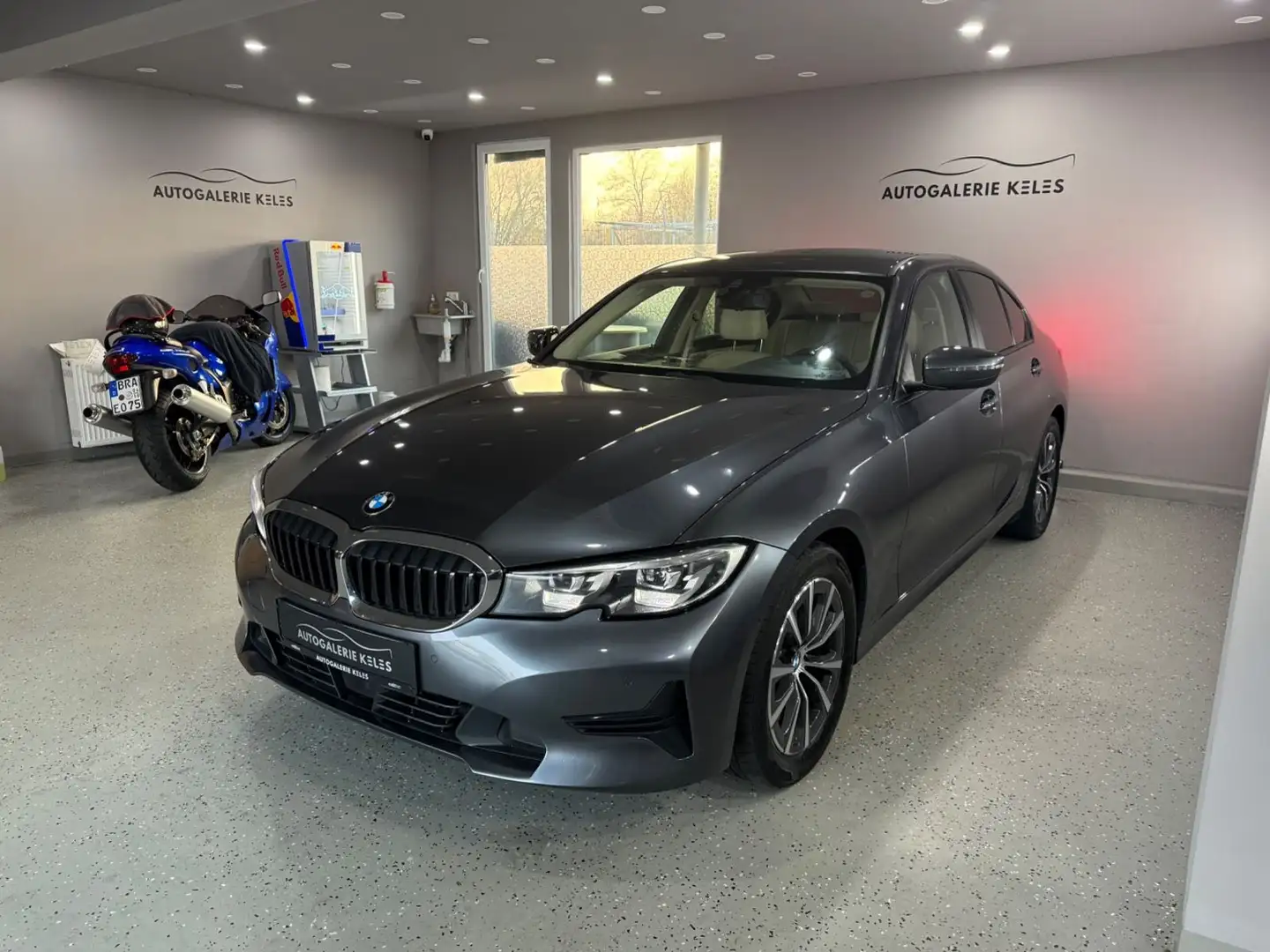 BMW 320 d Advantage Lim. Autom. LEDER*NAVI*ACC Grau - 2
