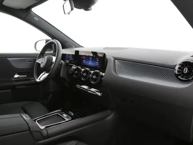 Mercedes-Benz GLA view 11