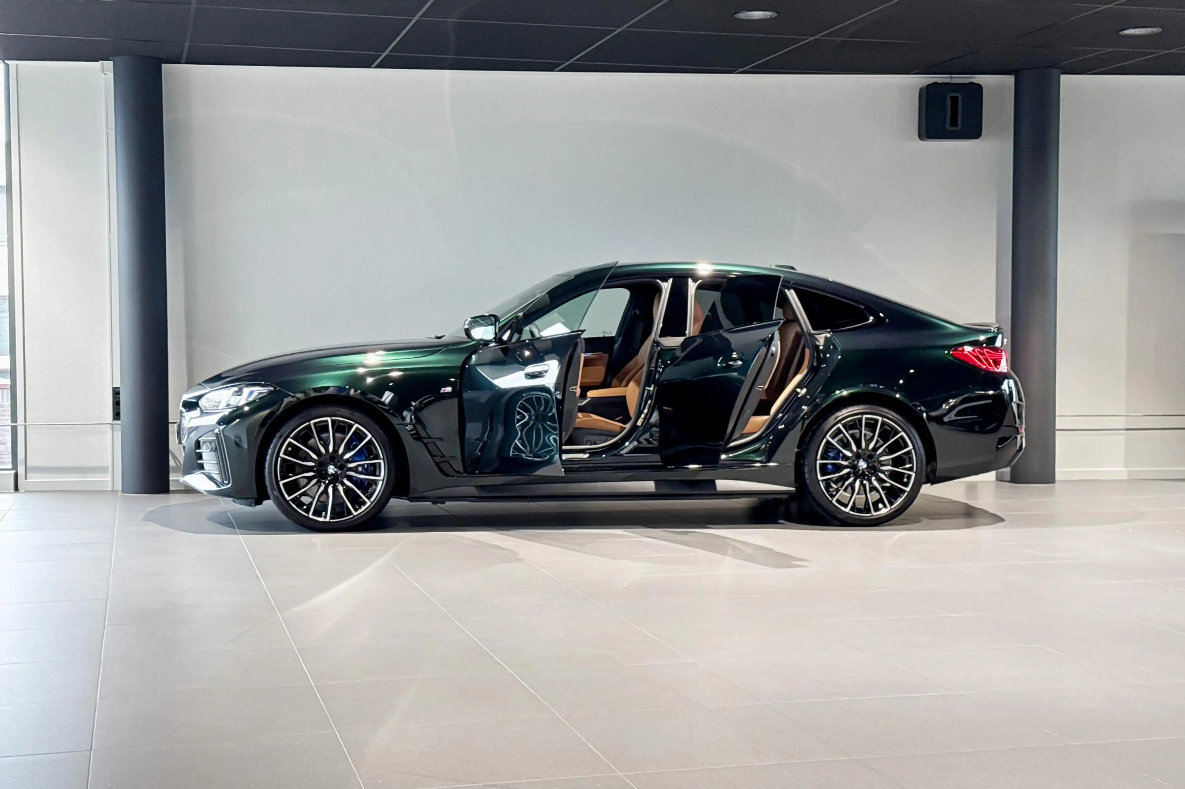 BMW i4 M60 84 kWh | M Sport | Stoelverwarming | Achteruit — photo 3