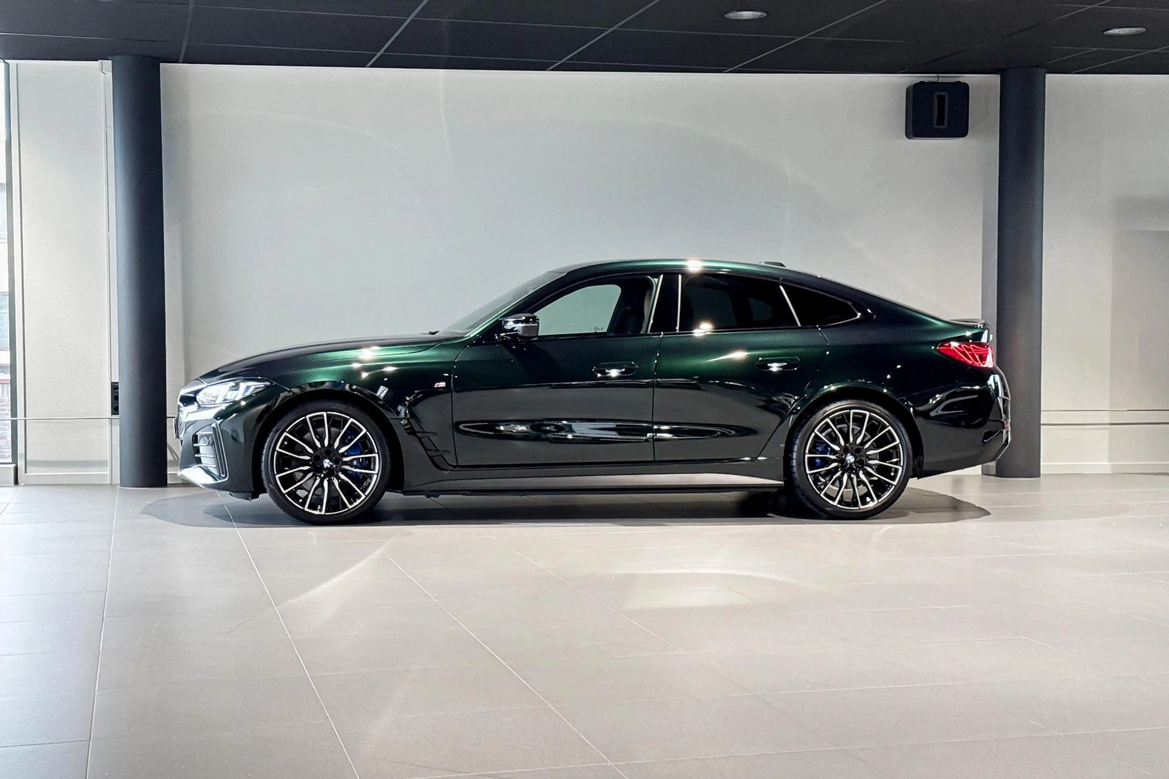 BMW i4 M60 84 kWh | M Sport | Stoelverwarming | Achteruit — photo 2