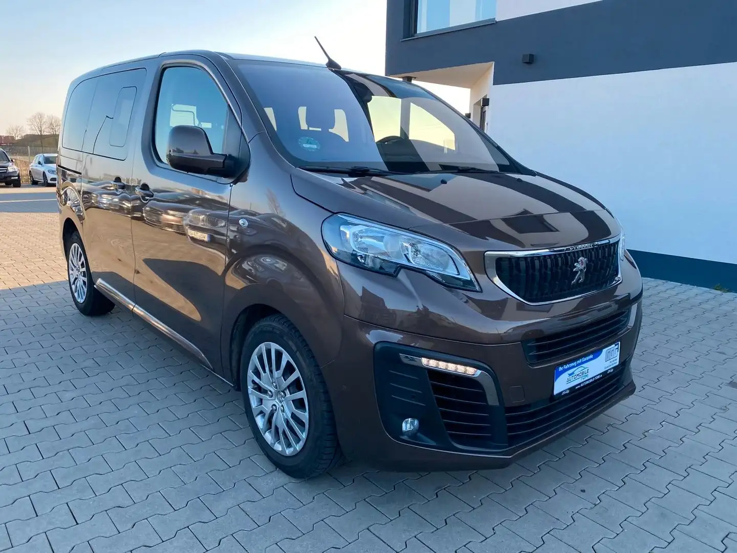 Peugeot Traveller Business L1|8Sitze|Head-Up Display|Nav Brun - 1