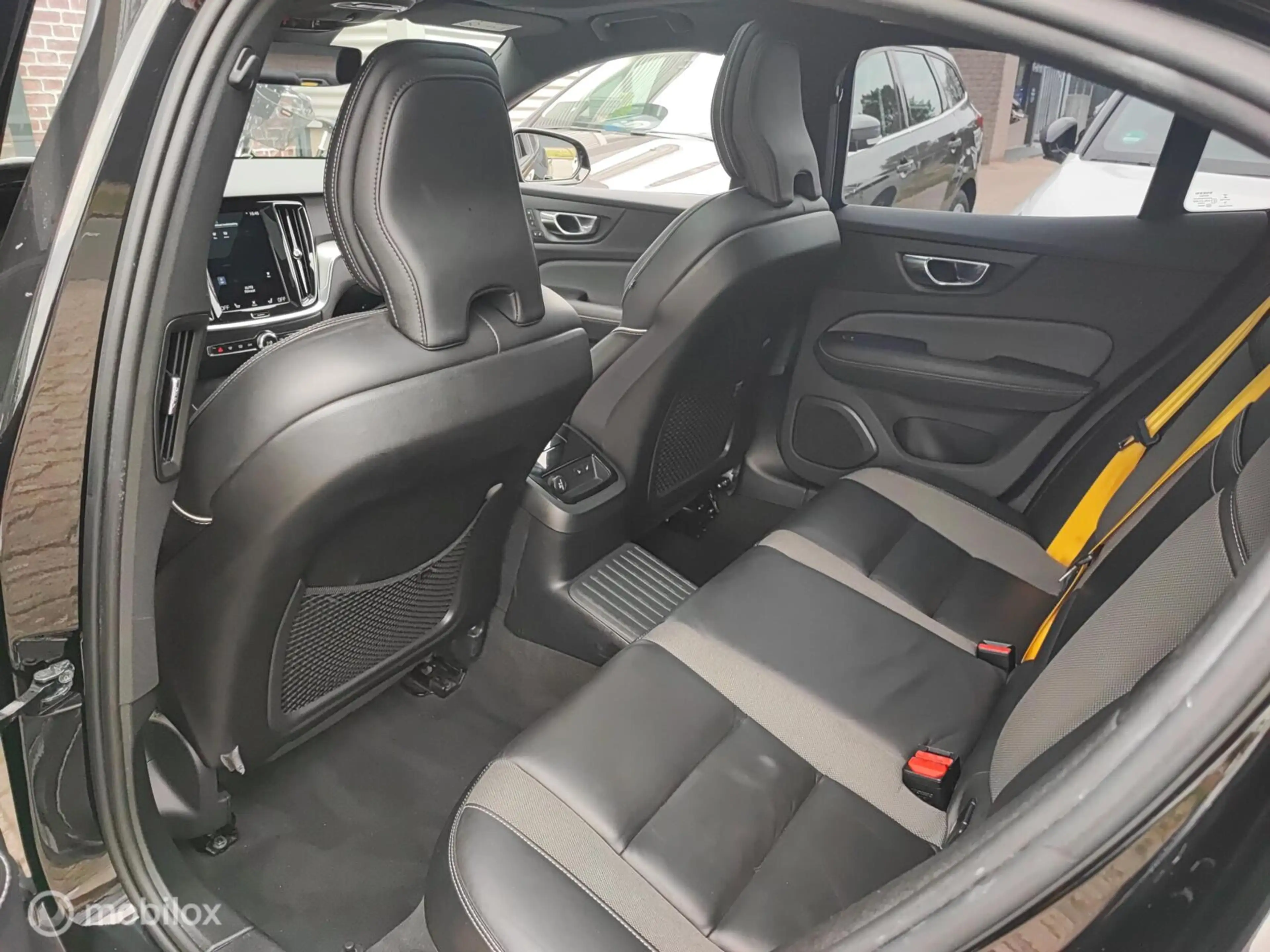 Volvo S60 2.0 T8 AWD 390 PK Twin Engine R-Design PANORAMA CA — photo 23