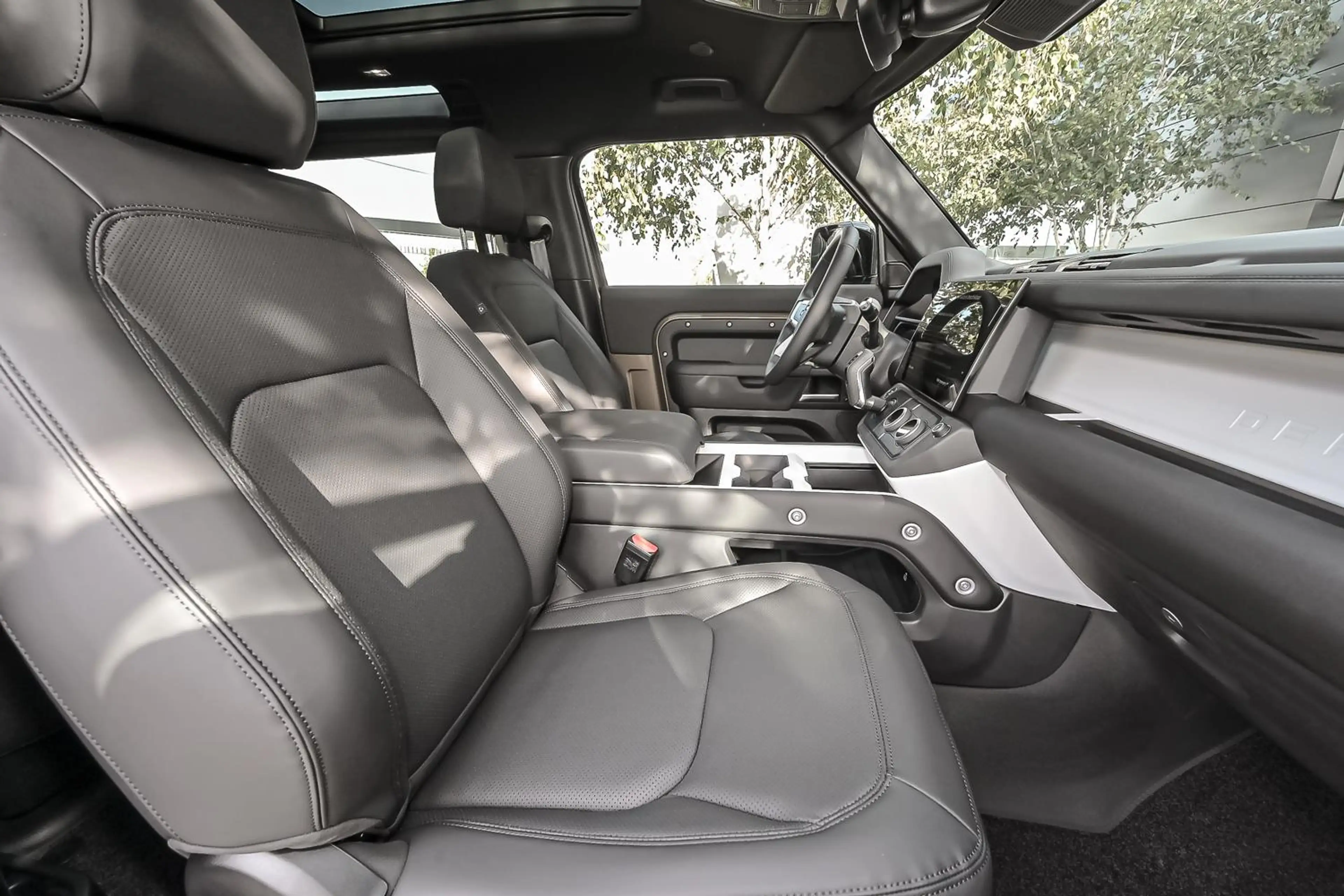 Land Rover Defender D250 X-Dynamic SE — photo 7