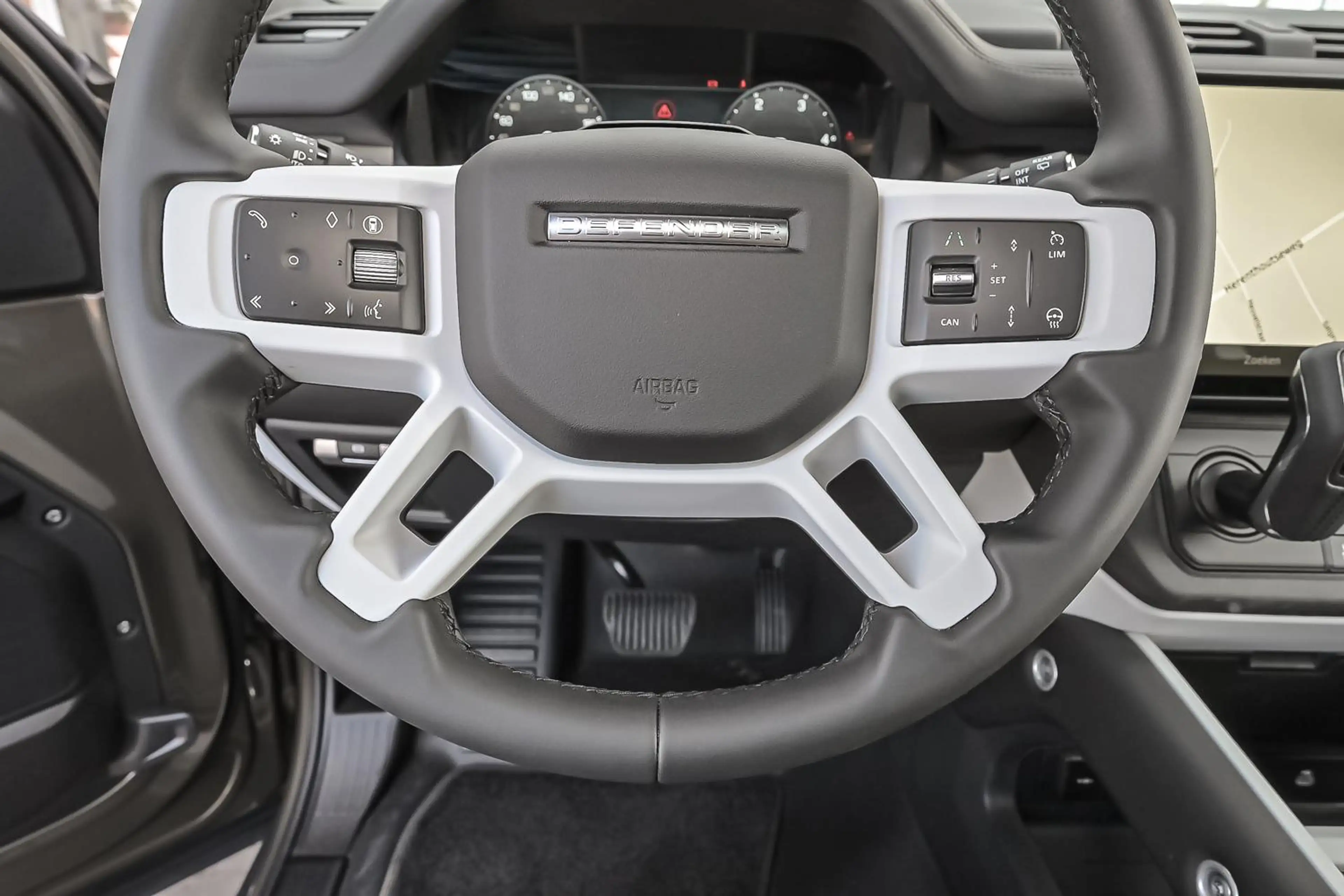 Land Rover Defender D250 X-Dynamic SE — photo 15