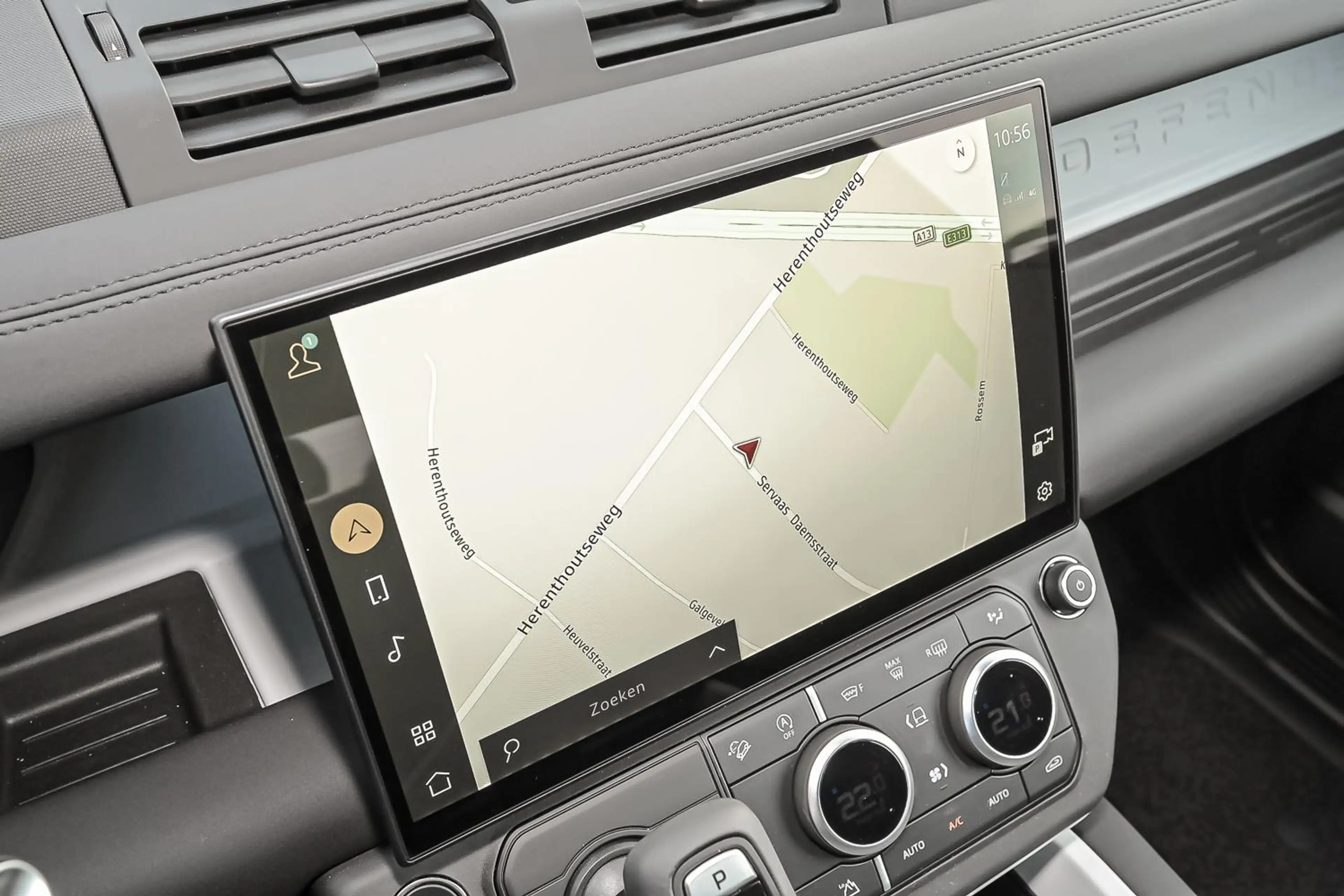 Land Rover Defender D250 X-Dynamic SE — photo 13