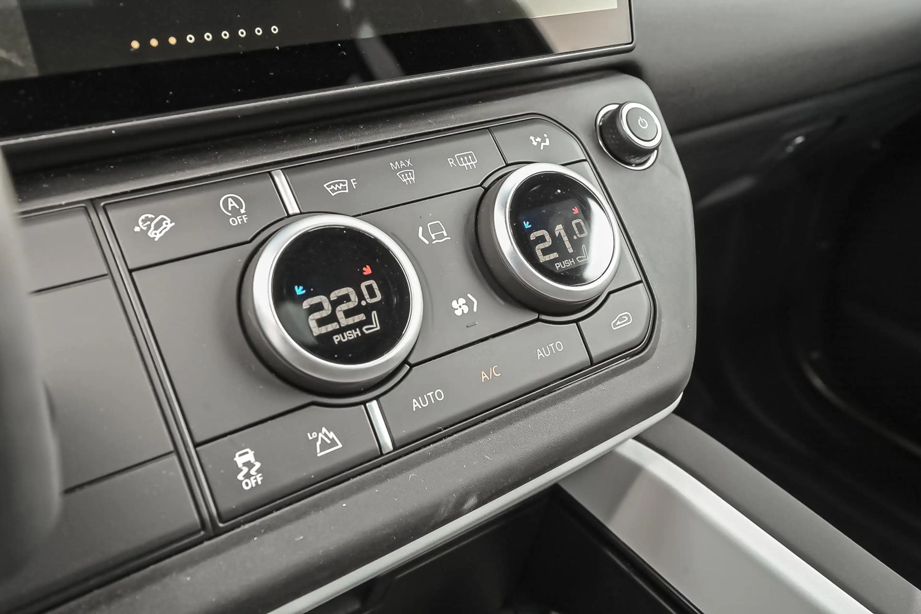 Land Rover Defender D250 X-Dynamic SE — photo 12
