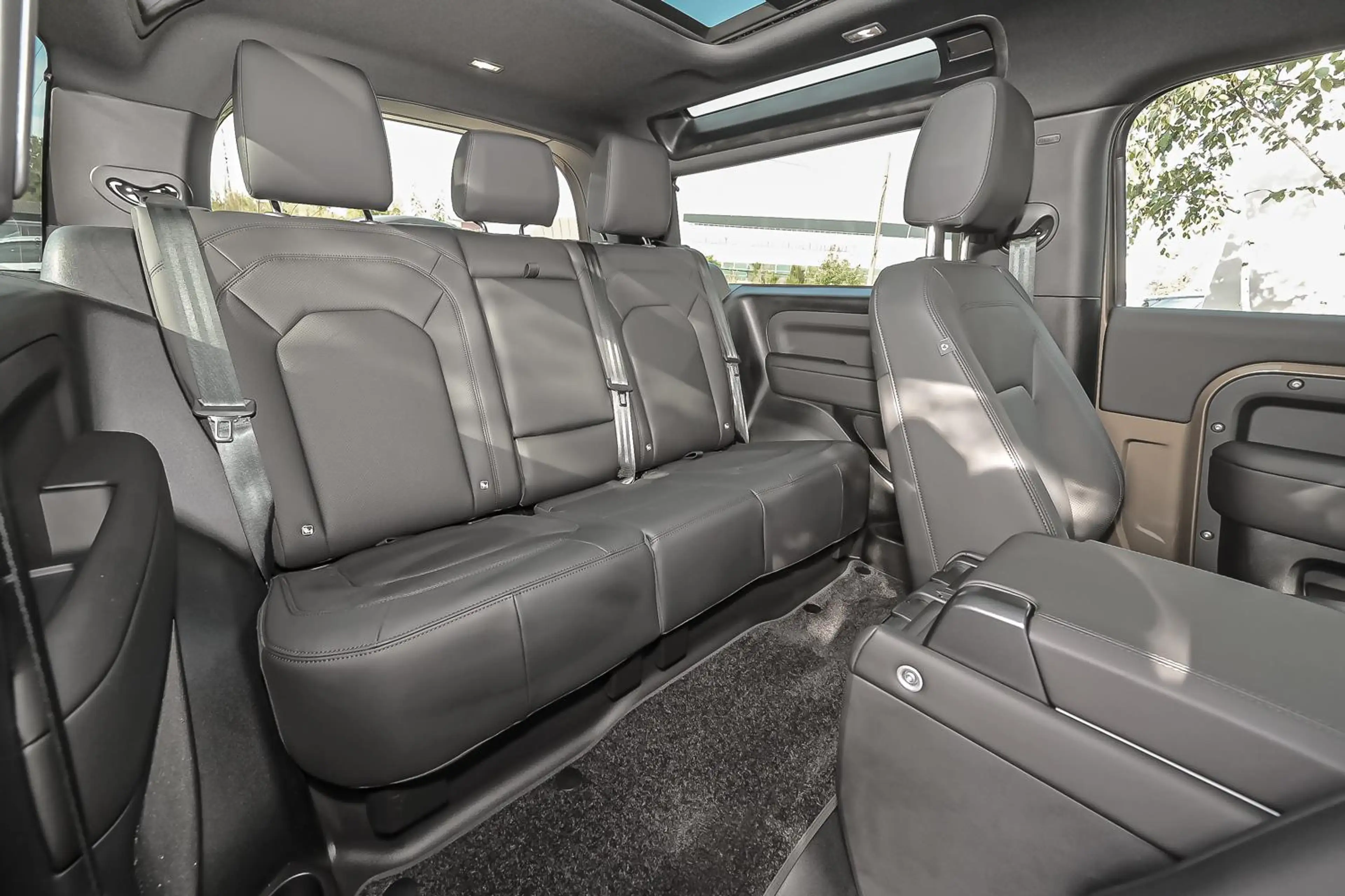 Land Rover Defender D250 X-Dynamic SE — photo 8