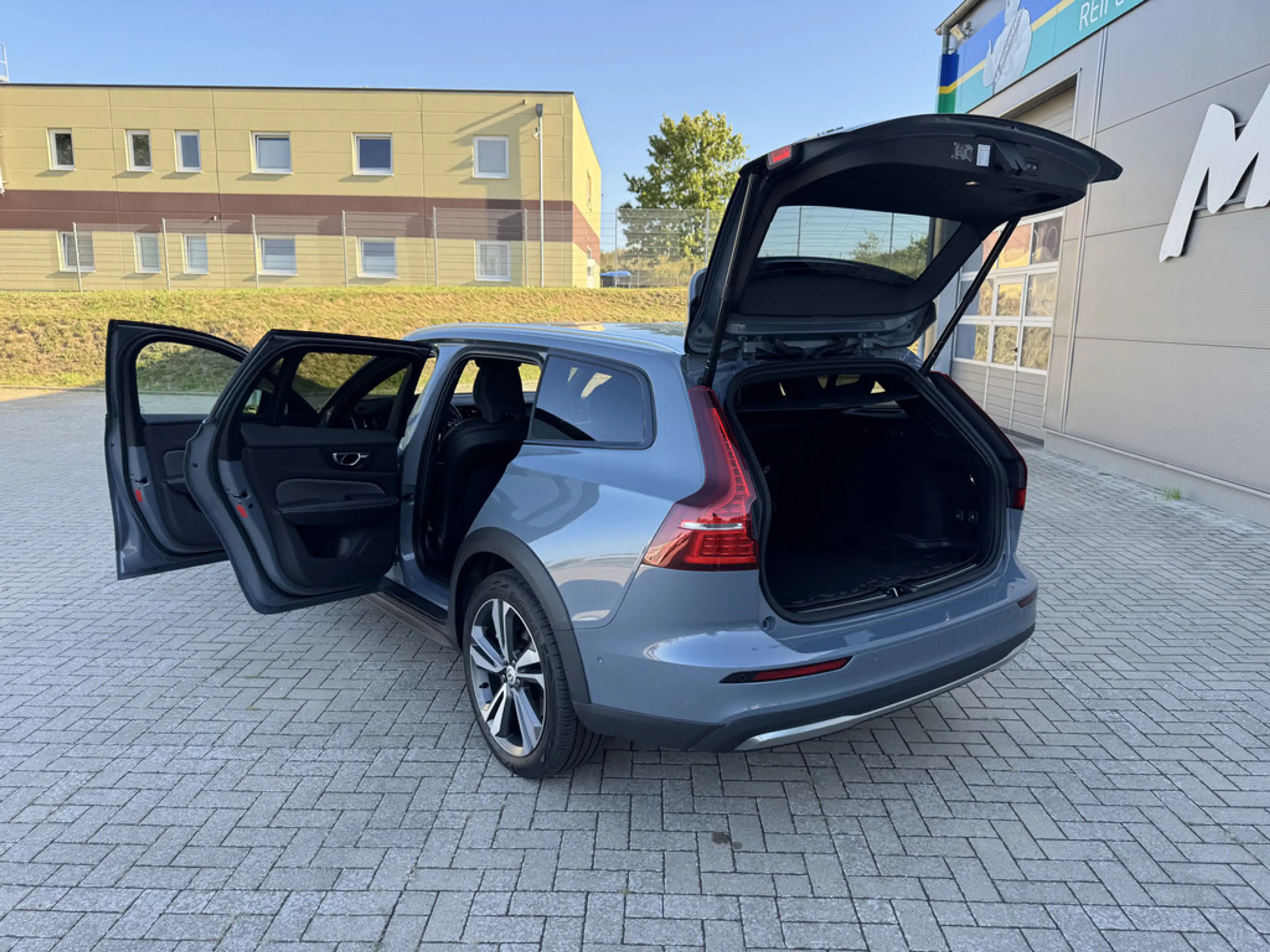 Volvo V60 Cross Country 2.0 Plus AWD STANDHZ LED — photo 14