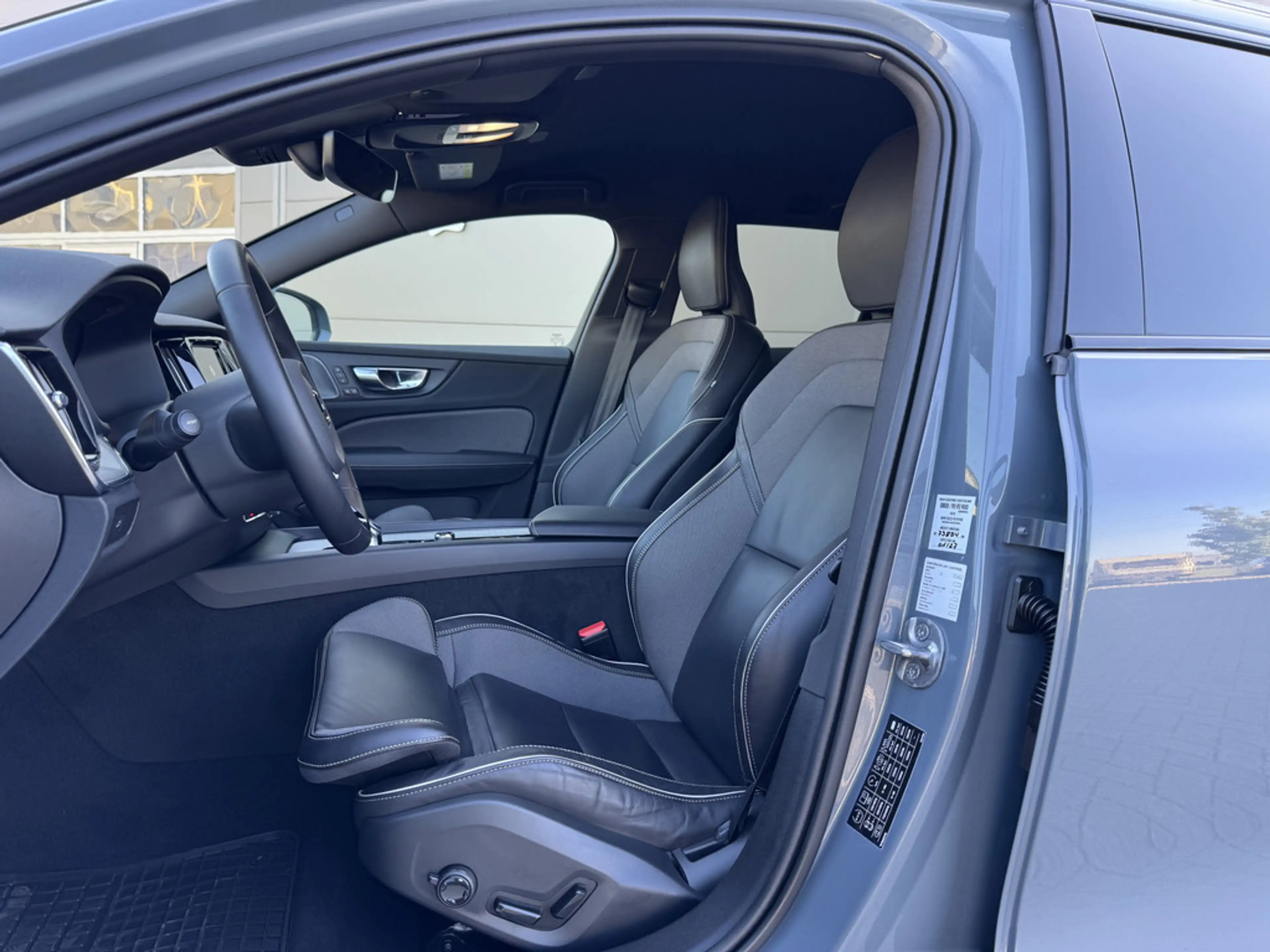 Volvo V60 Cross Country 2.0 Plus AWD STANDHZ LED — photo 3