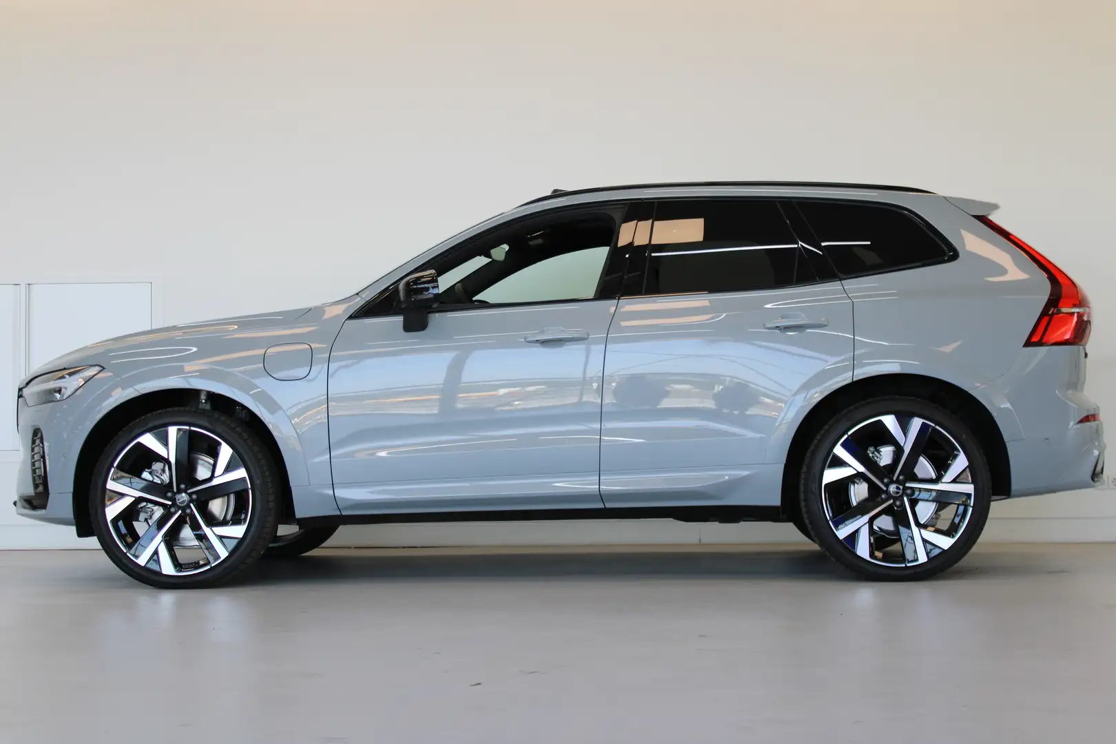 Volvo XC60 T6 350PK AWD Ultra Black Edition | B&W | Luchtveri Grijs - 2