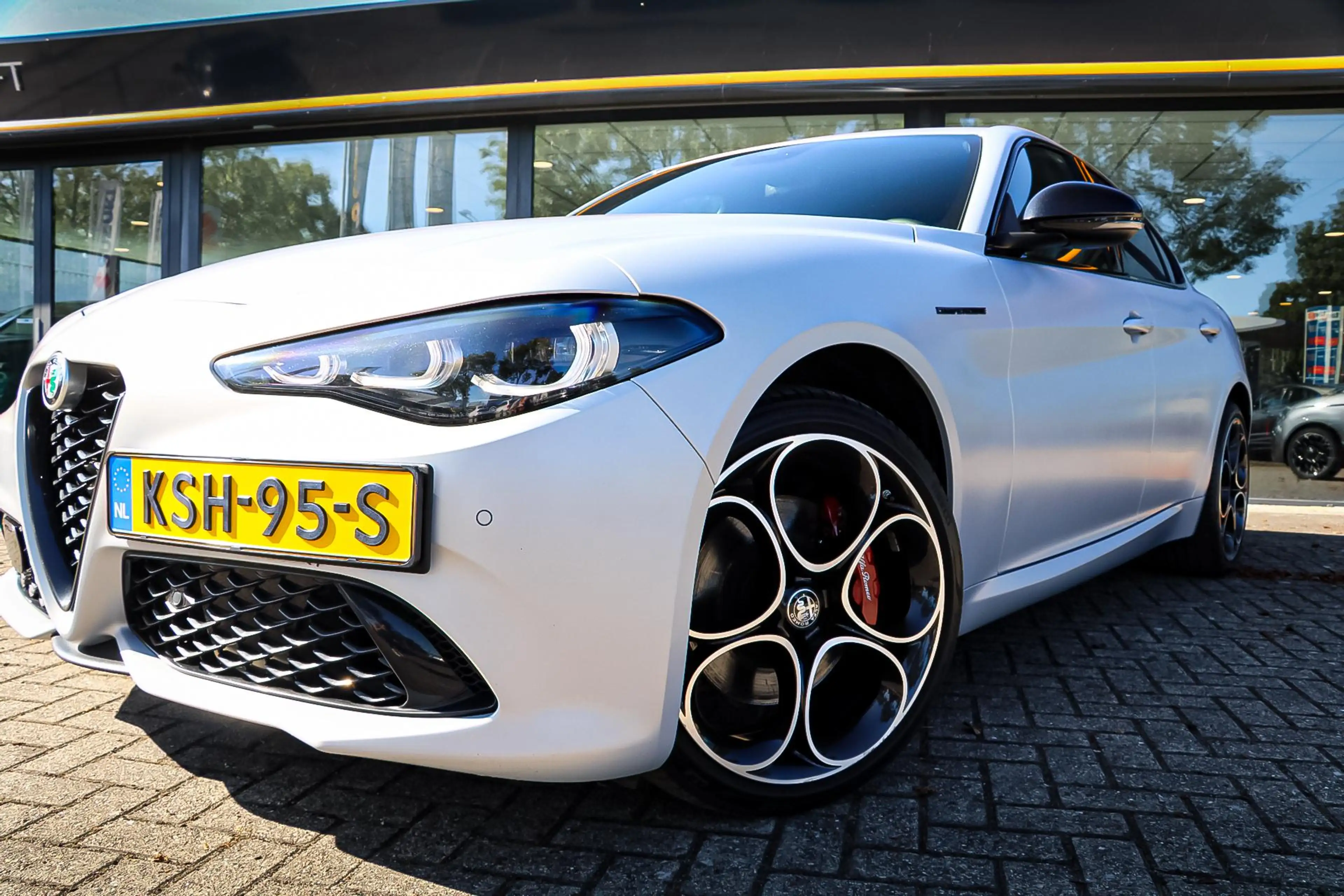 Alfa Romeo Giulia 2.0 T GME AWD Competizione — photo 4