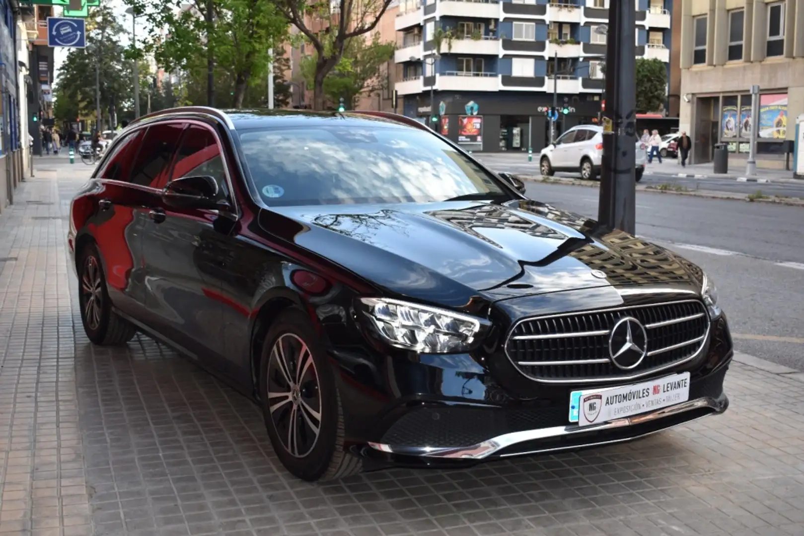 Mercedes-Benz E 200 Estate 9G-Tronic Nero - 2