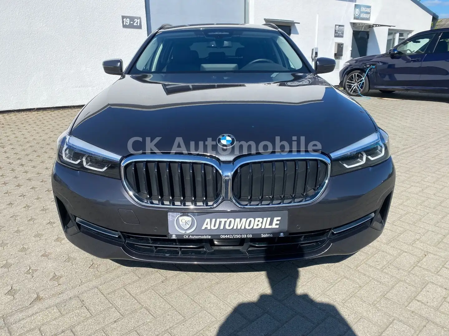 BMW 530 e Touring xDrive/Navi/Leder/LED/ACC/Kamera Grau - 2