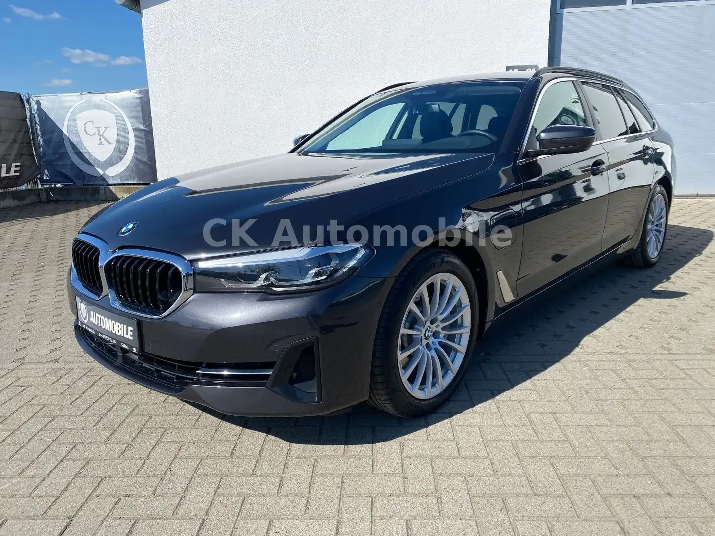 BMW 530 e Touring xDrive/Navi/Leder/LED/ACC/Kamera Grau - 1
