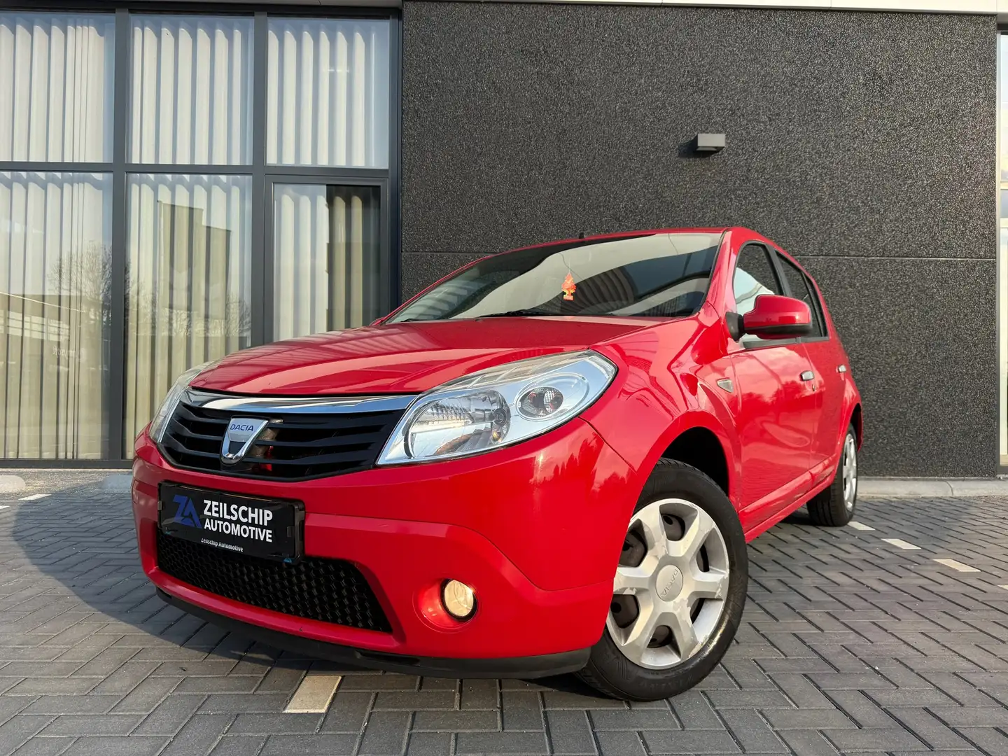Dacia Sandero 1.2 Lauréate LPG |Airco|Electra Pakket|Trekhaak| Rood - 1