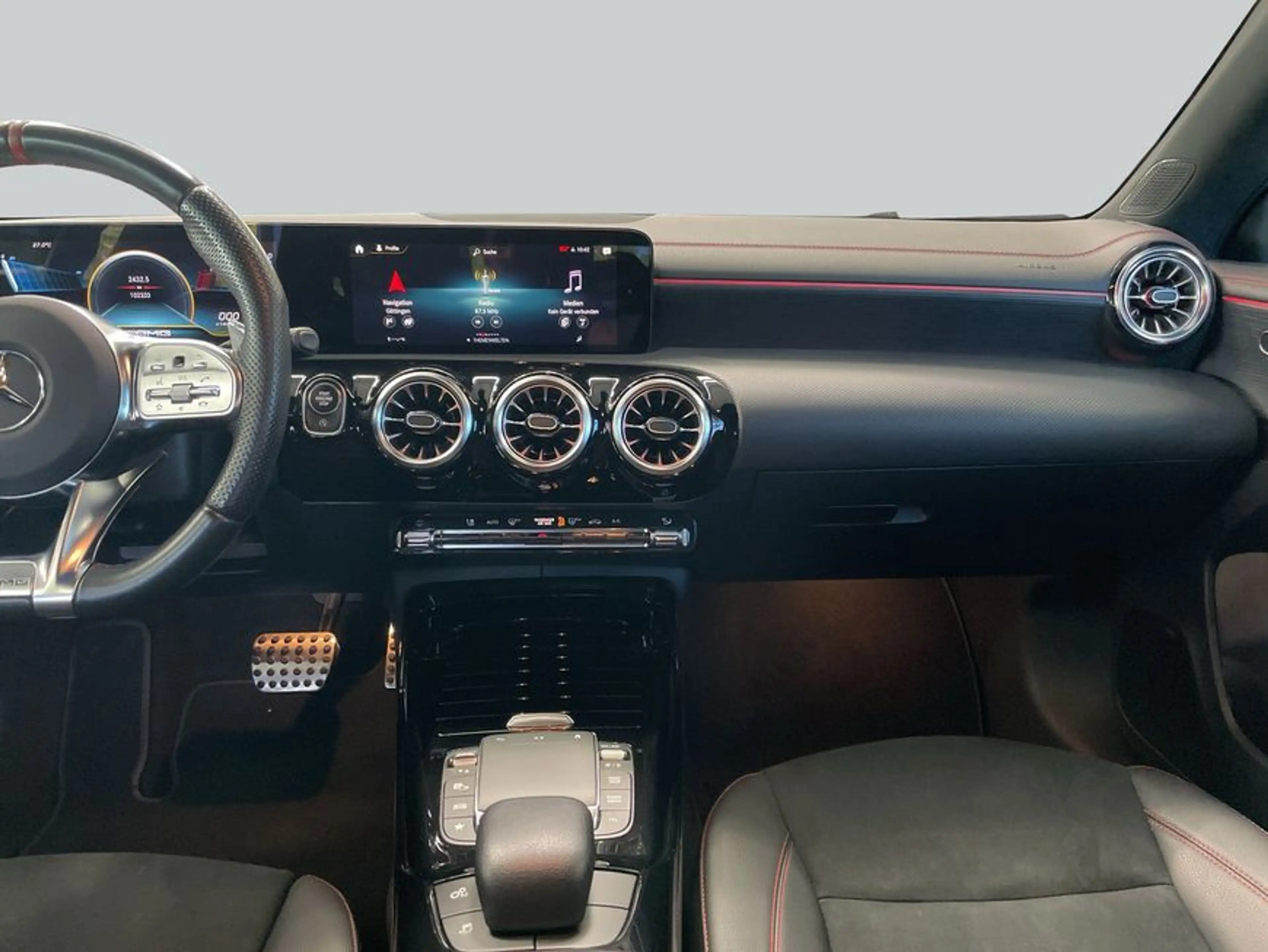 Mercedes-Benz CLA 35 AMG CLA — photo 14