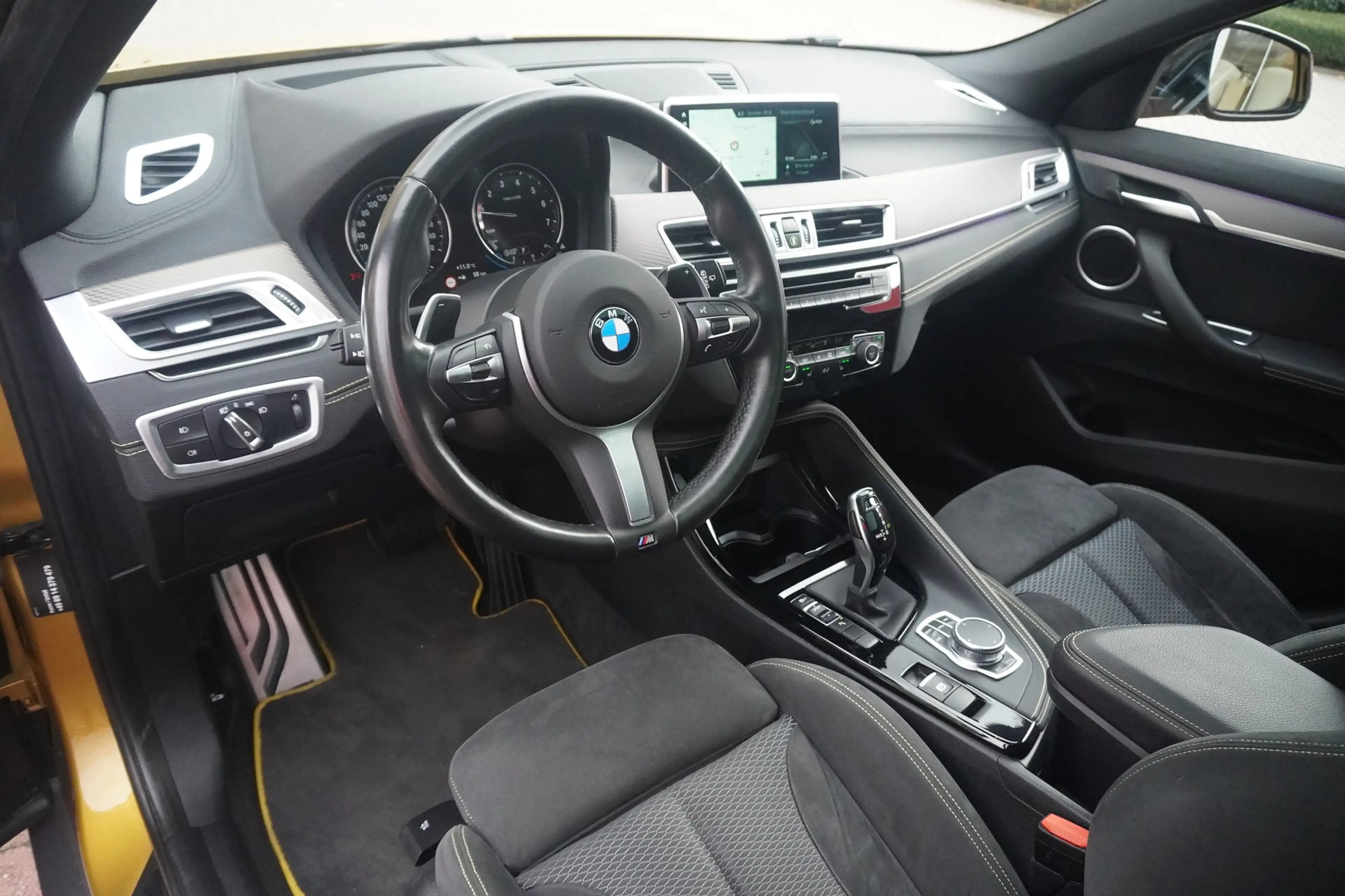 BMW X2 sDrive 20 i M Sport LED Navi Panorama Head-Up — photo 8