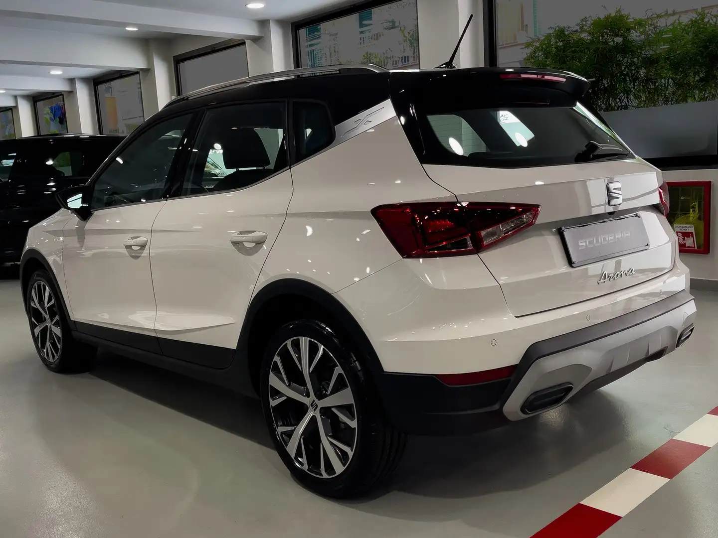 SEAT Arona 2022 1.0 ecotsi Xperience 110cv dsg "KM ZERO" Weiß - 2